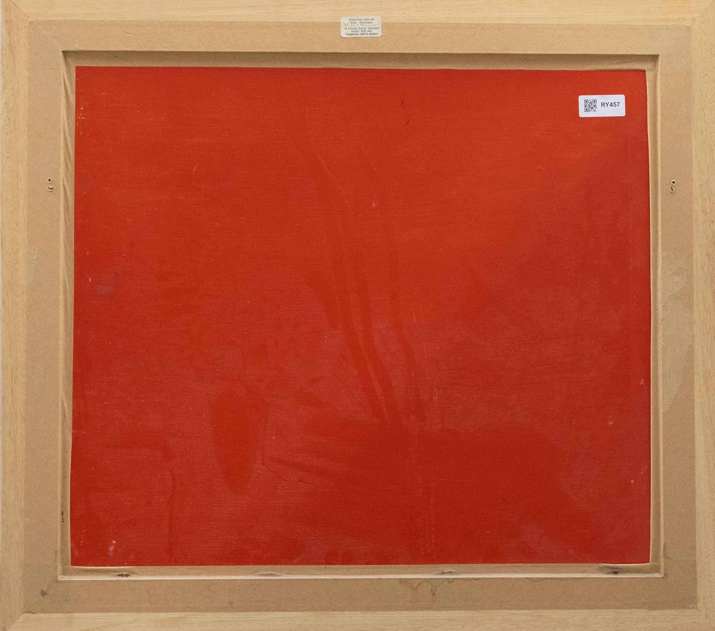 Uno studio colorato e impressionista di Jennifer Caplan, che raffigura una luminosa stanza da giardino con sedute imbottite e tende color salmone. Firmato dall'artista in basso a destra. Ben presentato in una grande cornice contemporanea con una