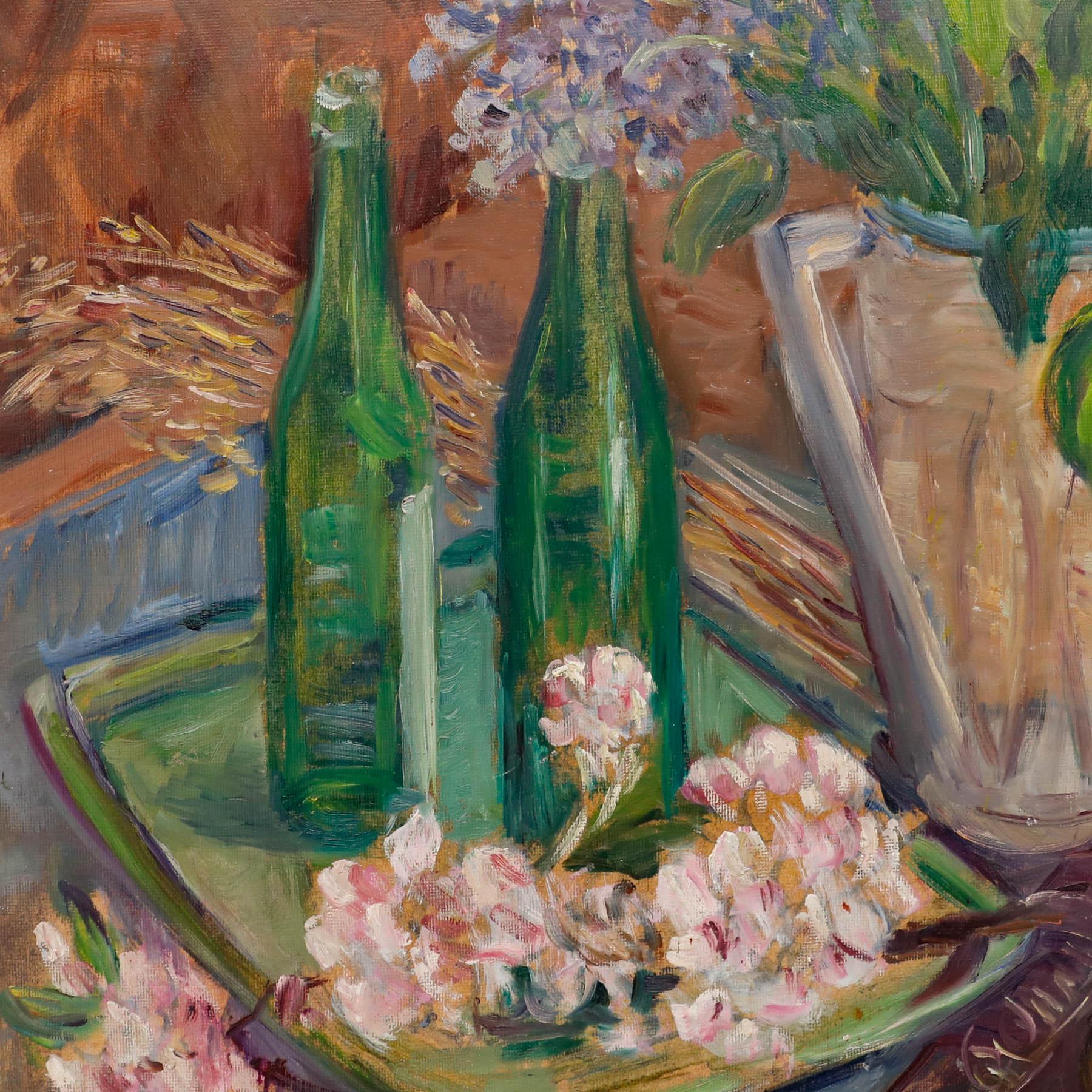 Cette vibrante nature morte présente un arrangement harmonieux d'objets quotidiens, avec des bouteilles vert émeraude, un pichet rempli de tiges feuillues et des fleurs roses éparses disposées sur un plateau à côté d'un bol de citrons verts frais.