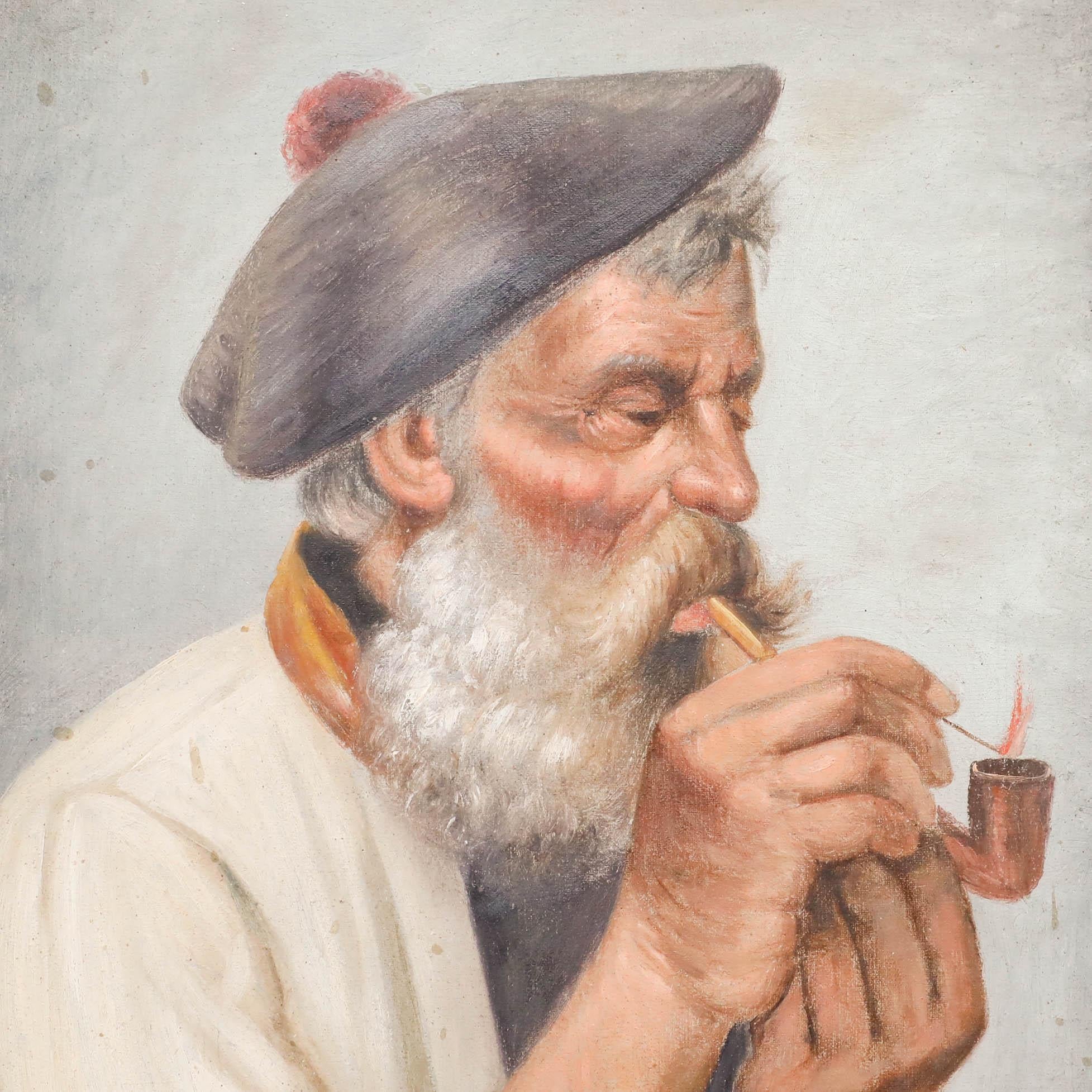 Das charmante Porträt zeigt einen älteren Herrn mit weißem Bart, der eine dunkle Baskenmütze und ein cremefarbenes Hemd trägt und nachdenklich eine Pfeife raucht. Gut präsentiert in einem Rahmen mit Goldeffekt. Unterschrieben. Auf dem Papier.