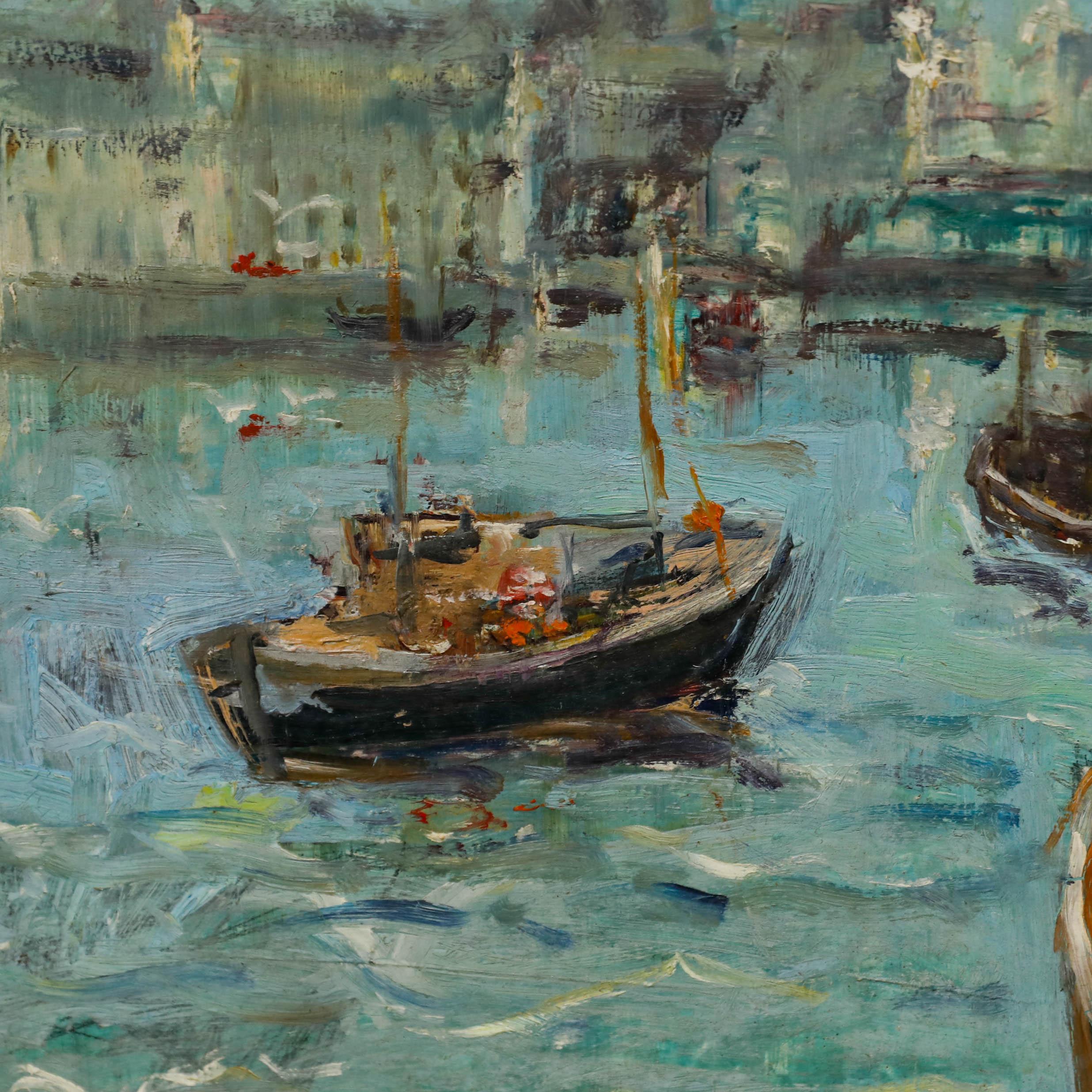 Dieses impressionistische Gemälde fängt die geschäftige Atmosphäre eines Stadthafens ein, mit Fischerbooten, die auf dem türkisfarbenen Wasser im Vordergrund dümpeln, und einer nebligen Stadtlandschaft im Hintergrund. Gut präsentiert in einem