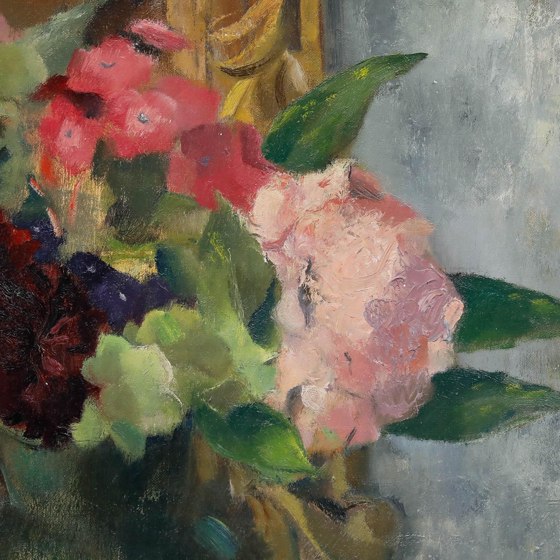 Dieses farbenfrohe Stillleben präsentiert ein üppiges Arrangement aus Chrysanthemen und verschiedenen Sommerblumen auf einer polierten Holztischplatte, deren spiegelnde Oberfläche die darüber liegenden Formen subtil widerspiegelt. Hartman-Elias
