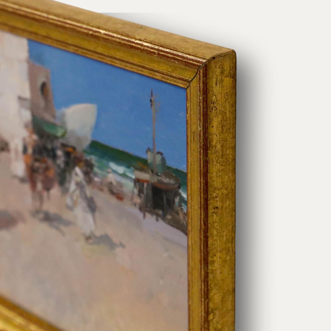 Eine schöne zeitgenössische impressionistische Studie, die die geschäftige Energie der Strandpromenade von Tanger einfängt. Im Vordergrund reiten Figuren auf Kamelen an der Küste entlang, ihre Silhouetten heben sich vom leuchtenden Küstenlicht ab.