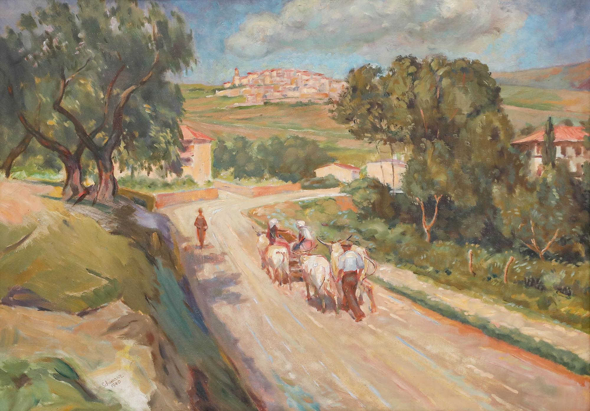 Ce paysage impressionniste capture une scène rurale sereine, avec une route sinueuse menant vers un village à flanc de colline au loin. La composition du tableau équilibre habilement les éléments naturels que sont les arbres et les collines