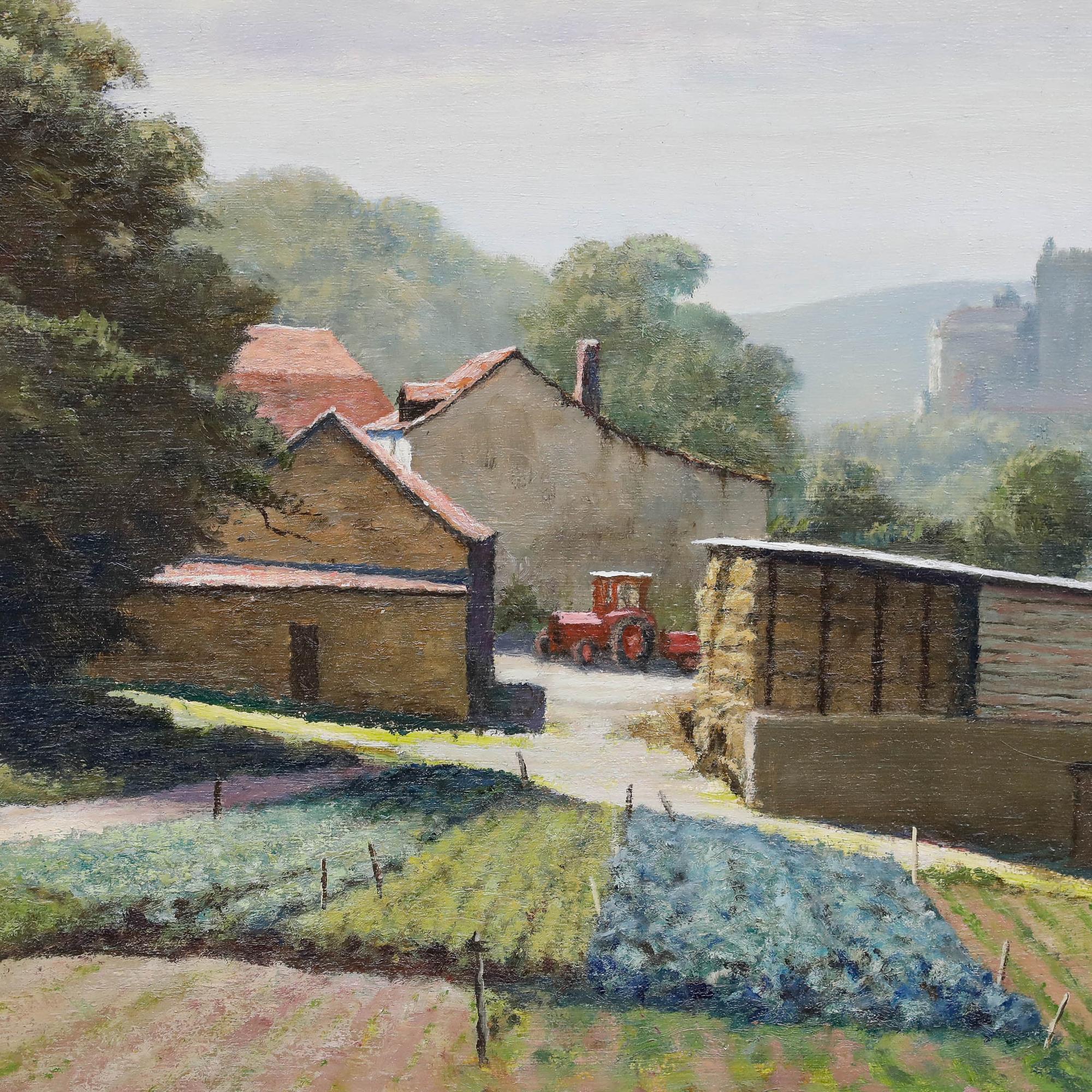 Diese bezaubernde Landschaft zeigt einen bescheidenen Bauernhof in der Nähe von Beynac-et-Cazenac im Departement Dordogne im Südwesten Frankreichs, mit ordentlichen Reihen von Feldfrüchten, weidendem Vieh und einem urigen roten Traktor. Dahinter