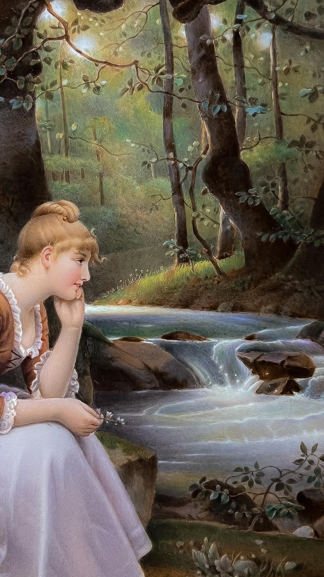 Placca in porcellana di KPM Porcelain raffigurante una donna che rumina accanto a un ruscello zampillante nella foresta. In un luogo tranquillo e incontaminato, la giovane donna è appollaiata nel luogo perfetto per un momento di contemplazione. La