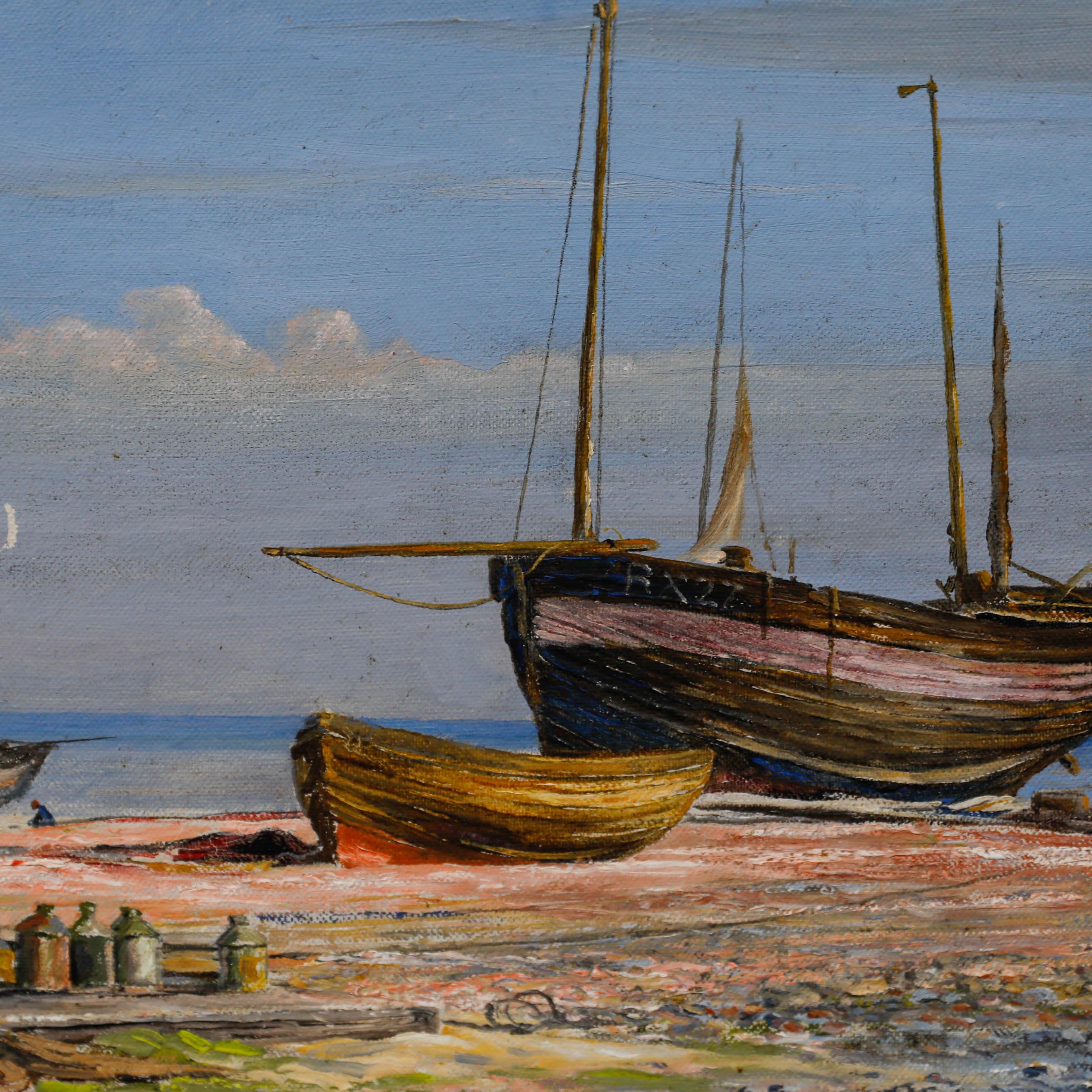 Diese heitere Küstenszene zeigt eine Gruppe von Fischerbooten, die an einem Sandstrand ruhen. Ihre Masten ragen vor einem blassblauen Horizont in den Himmel. Unten rechts schwach signiert. Präsentiert in einem Holzrahmen. An Bord. 