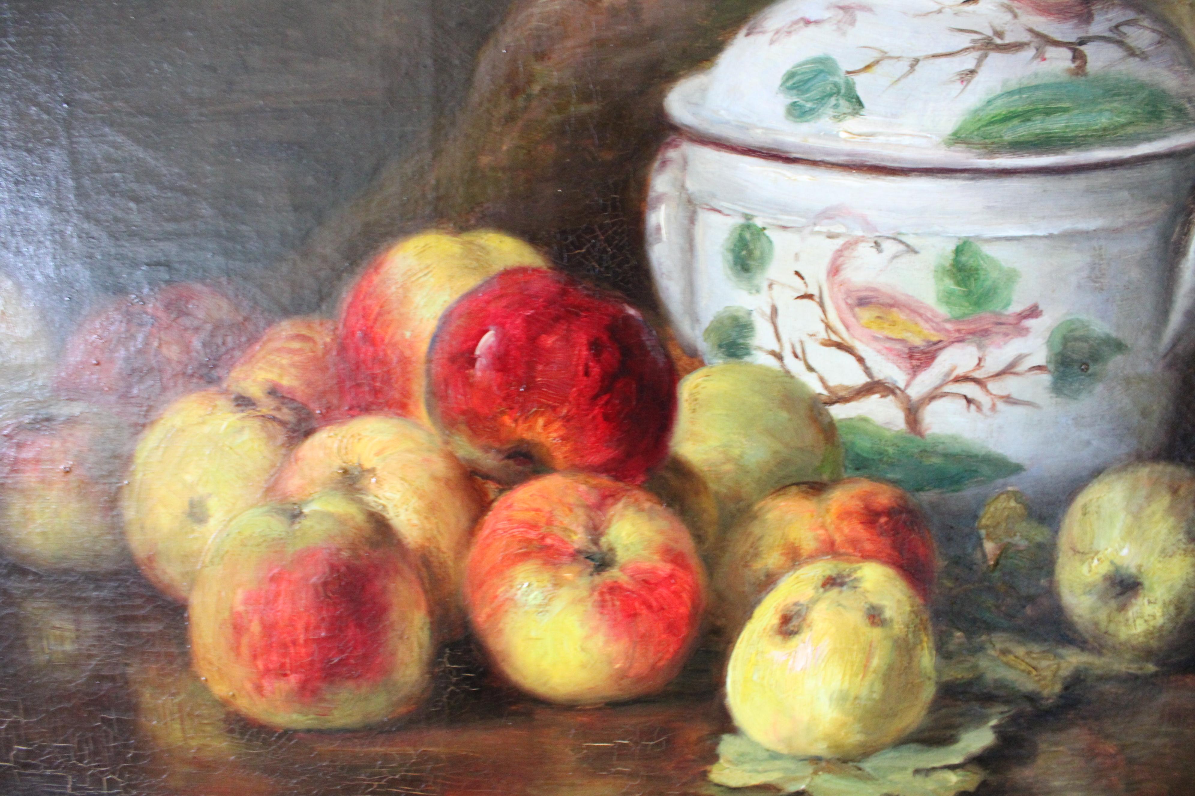 Grande nature morte ancienne représentant des pommes et un pot en porcelaine avec couvercle.  Cette jolie huile sur toile tendue du XIXe siècle trouverait sa place dans une cuisine/salle à manger moderne ou campagnarde.  De l'arrière-plan sombre,