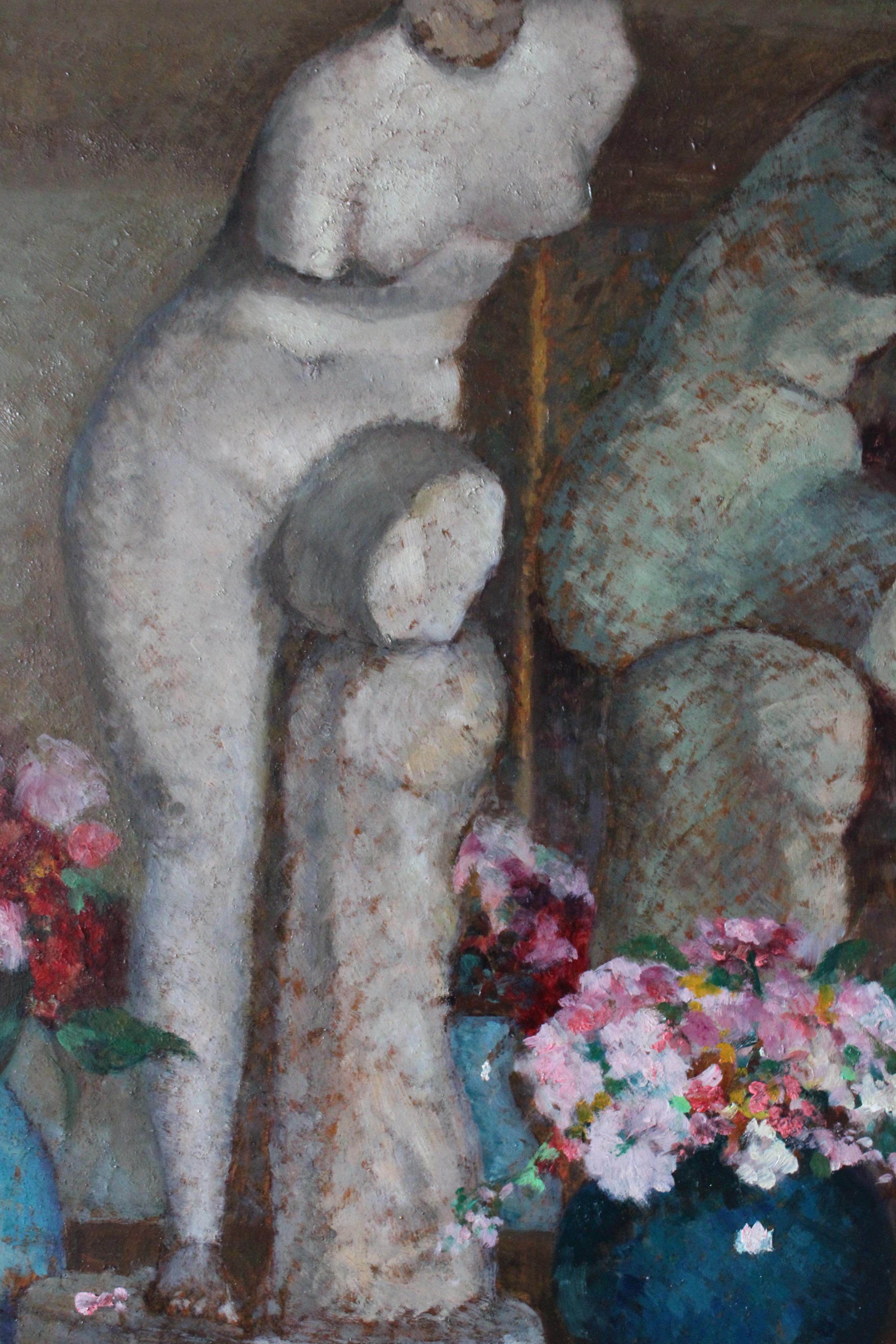 Grande peinture à l'huile française vintage encadrée représentant des vases à fleurs et une statue - Painting de Unknown