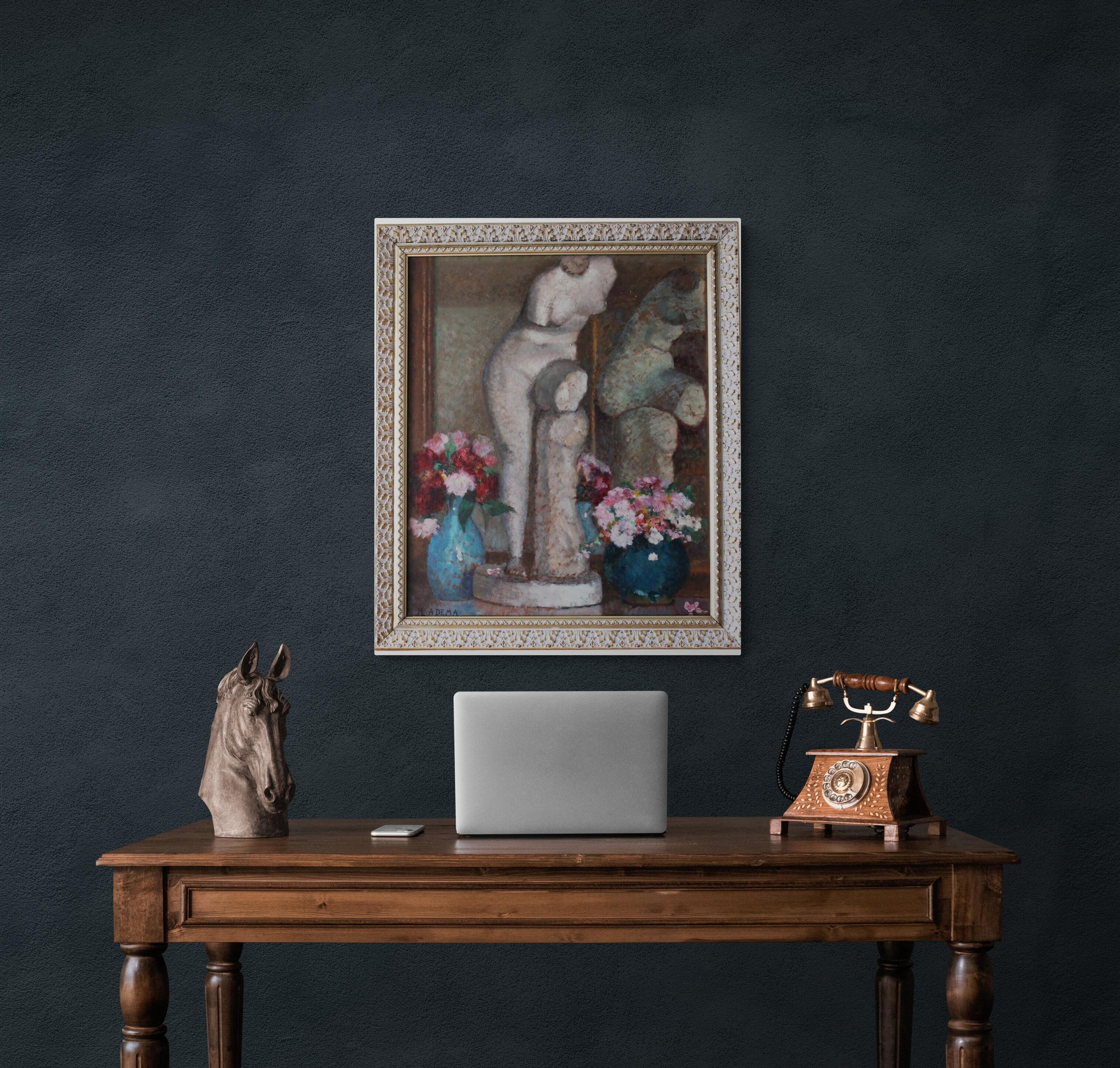 Grande peinture à l'huile française vintage encadrée représentant des vases à fleurs et une statue - École française Painting par Unknown