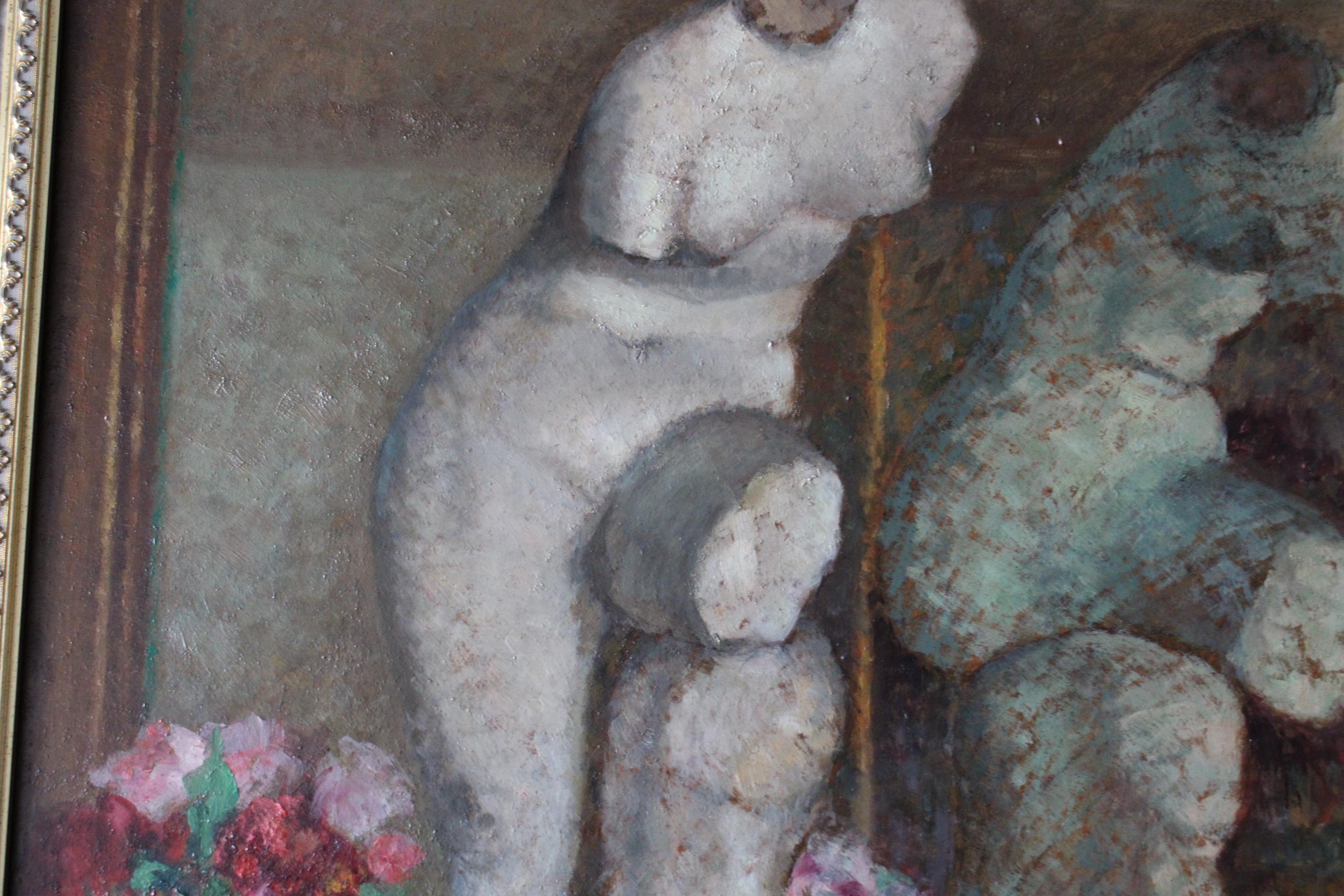 Grande peinture à l'huile française vintage encadrée représentant des vases à fleurs et une statue - Gris Nude Painting par Unknown