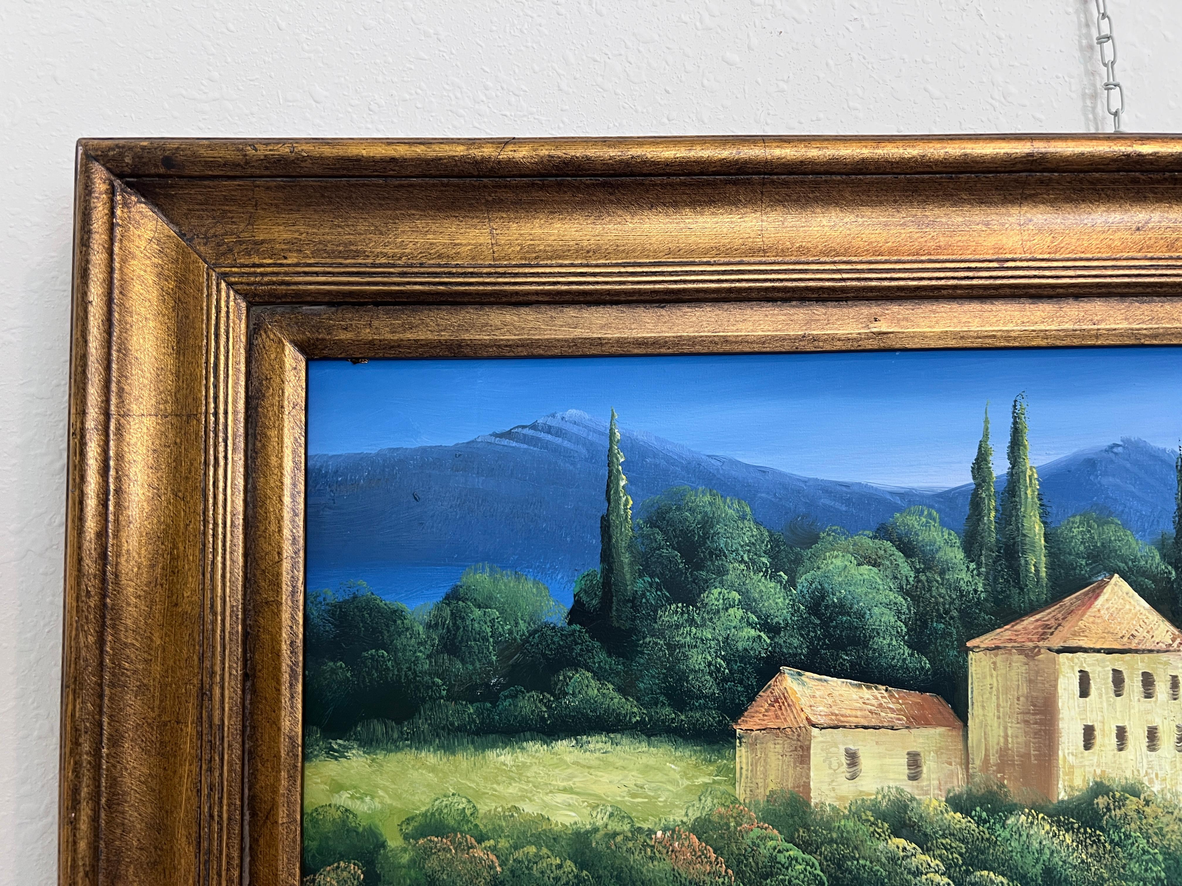 Dieses lebendige Acrylgemälde fängt die zeitlose Schönheit eines Lavendelfeldes ein, das sich auf ein Paar rustikaler Landhäuser am Fuße der Berge erstreckt. Eine Reihe üppig grüner Zypressen und sanfte blaue Hügel in der Ferne vervollständigen das