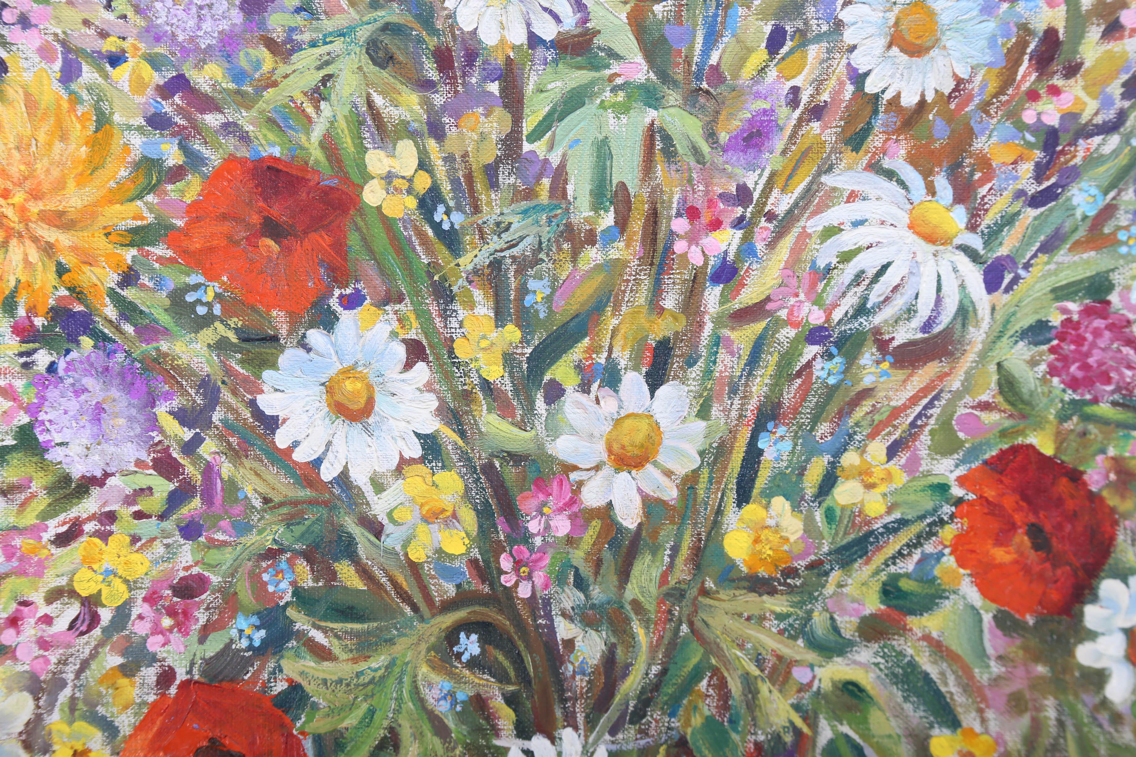 Eine große und farbenfrohe Stilllebenstudie, die eine überquellende Blumenvase darstellt. Auf beiden Seiten der Vase befinden sich ein kleines Buch und eine Blockflöte. Undeutliche Unterschrift. Auf Leinwand auf Keilrahmen.

