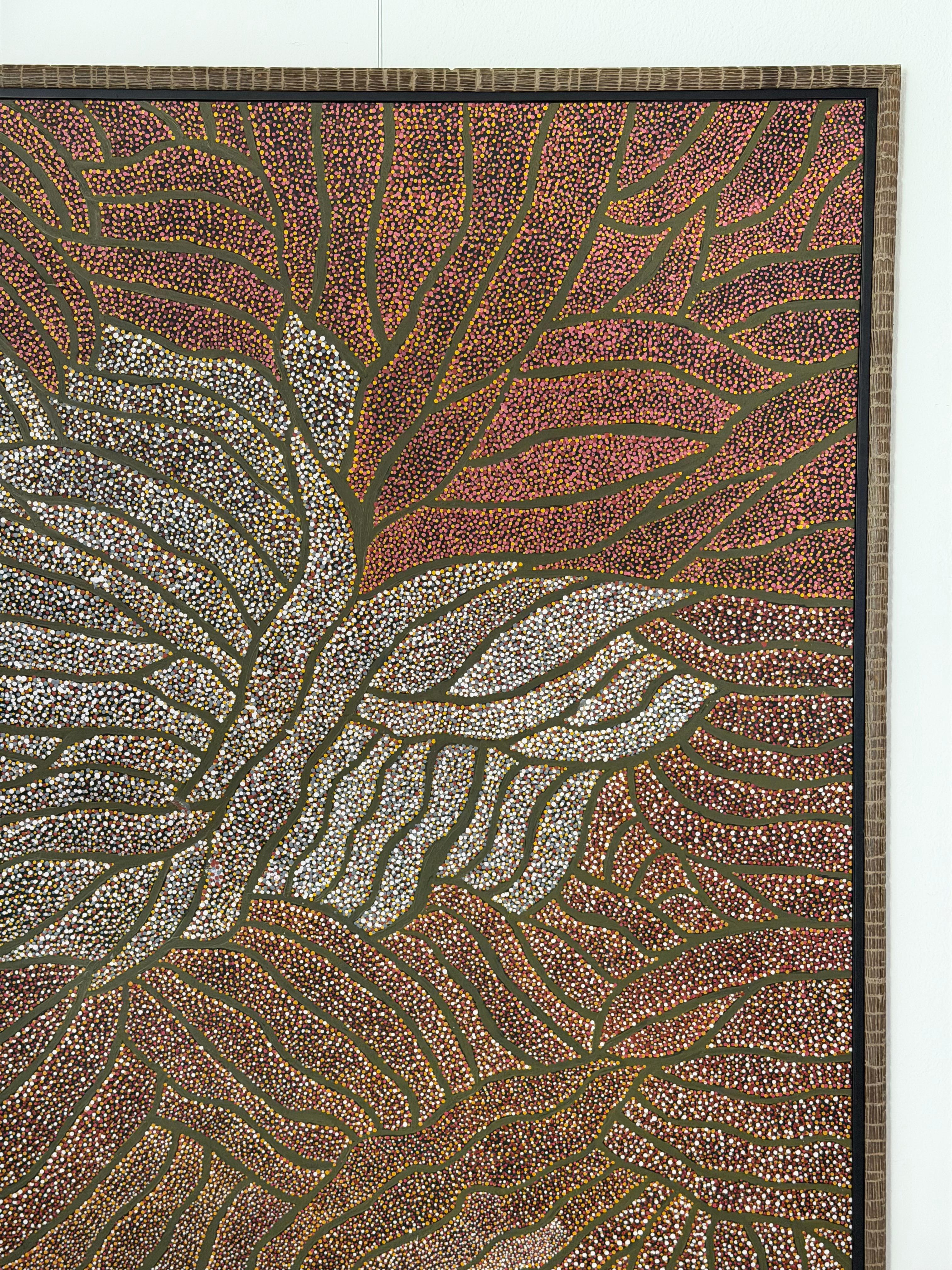Dieses großformatige Jukurrpa-Gemälde der Aborigines ist ein detailreiches und visuell beeindruckendes Werk, das die tiefgründigen kulturellen Erzählungen der indigenen Kunst Zentralaustraliens feiert. Die in einer brillant geschichteten Palette von
