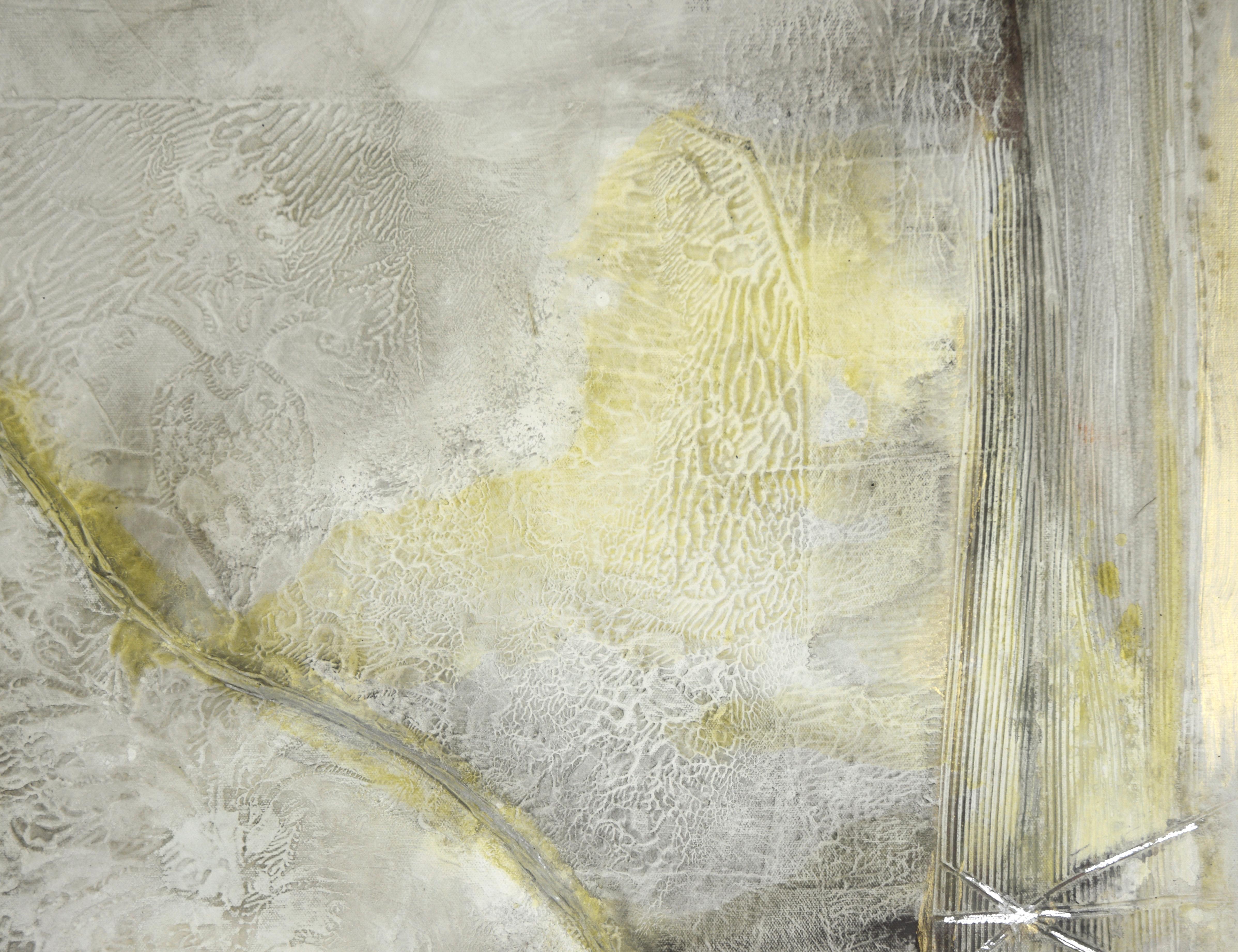 Composition abstraite texturée minimaliste à grande échelle

Cette œuvre abstraite en techniques mixtes utilise une palette sobre de blancs, de gris doux et de jaunes pâles pour évoquer un sentiment d'immobilité et de texture naturelle. Des