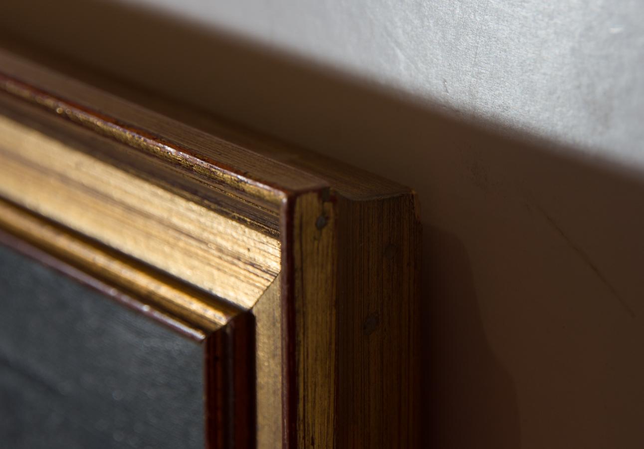 Une belle peinture à l'huile, représentant une dame âgée avec un foulard bleu sur un fond sombre. Il y a une signature effacée dans le coin inférieur droit. Bien présenté dans un cadre à effet doré vieilli avec des détails rouges. Signé