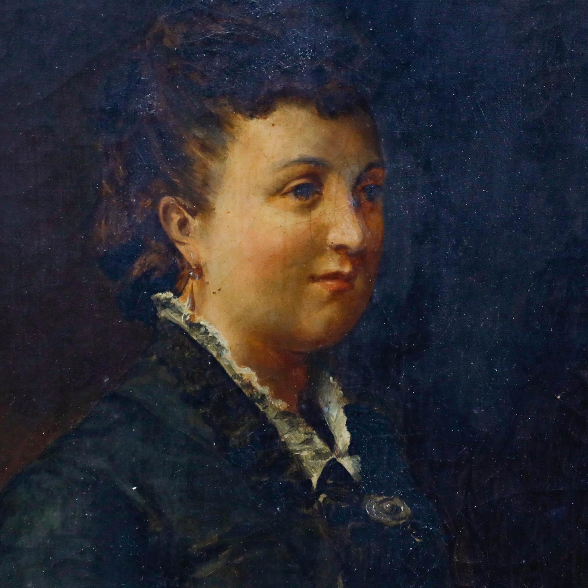 Un portrait magnifiquement mis en scène représentant une femme en équilibre avec son bras reposant sur le dossier d'une chaise. Elle porte une robe noire avec un col profond en dentelle et une broche. Les jupons et les jupes plus larges évoquent la