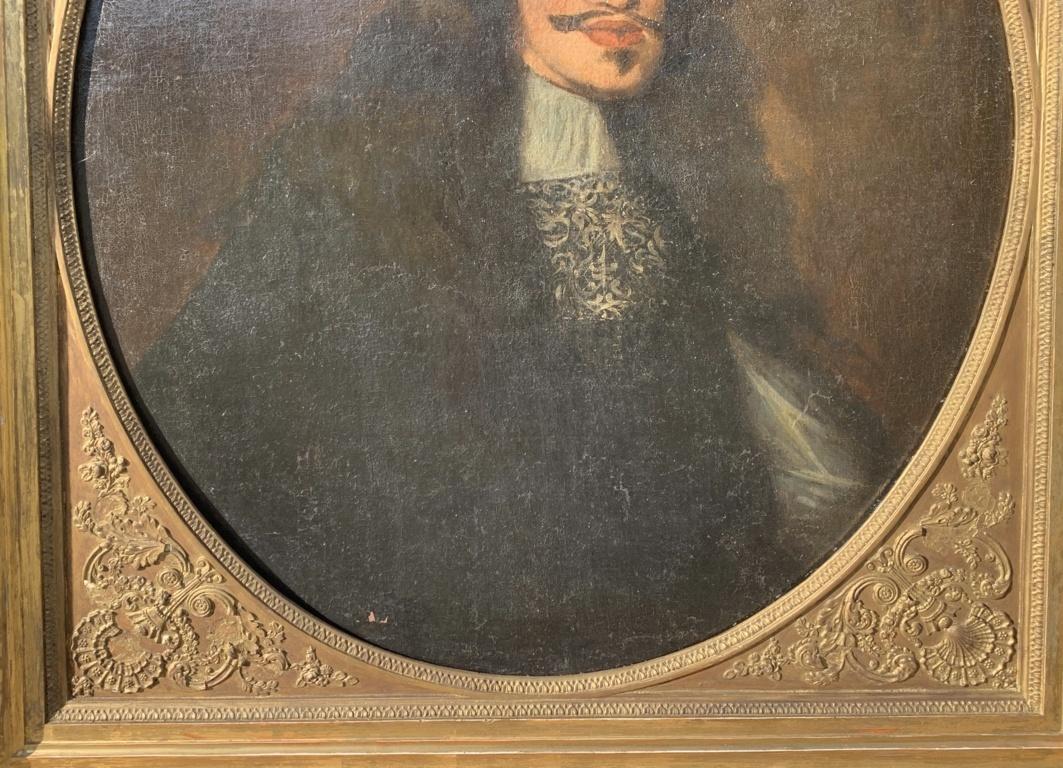 Pintor austriaco (s. XVII-XVIII) - Retrato de Leopoldo I de Habsburgo (Viena 1640 - 1705).

95 x 75 cm sin marco, 113 x 94 cm con marco.

Óleo sobre lienzo, en marco póstumo del siglo XIX.

- Lleva una inscripción en el reverso 