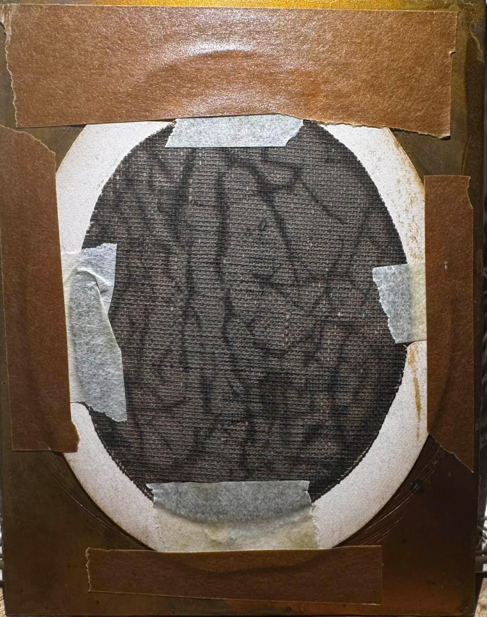 Impresionante óleo antiguo sobre lienzo de un paisaje francés con un acueducto en primer plano y un pueblo medieval a lo lejos. Posiblemente Les Causses du Minervois.  Lienzo ovalado de 3,5