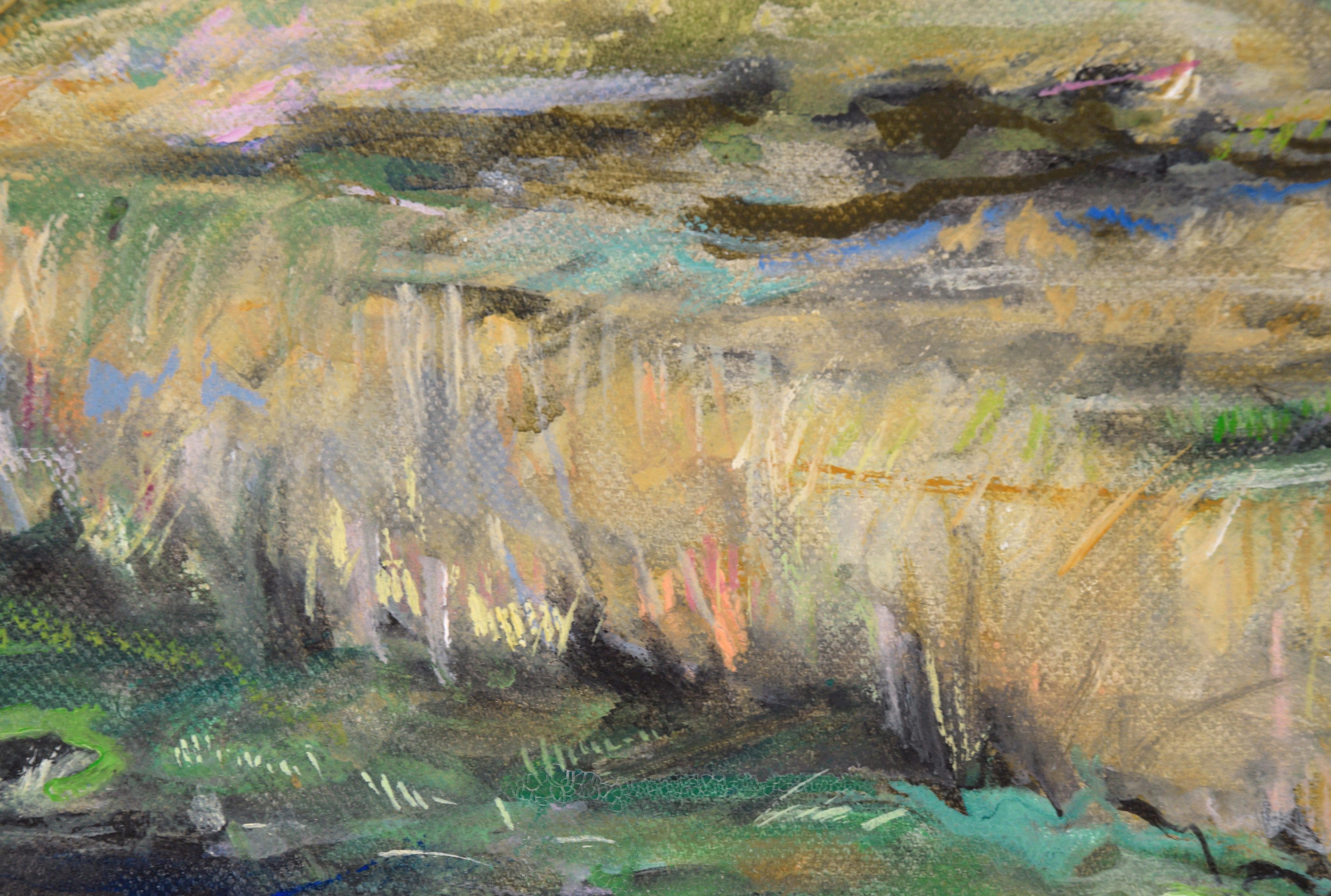 Paisaje vivo y vibrante de un artista desconocido. Los campos están representados con multitud de colores y texturas, lo que indica una gran variedad de vida salvaje. En la esquina inferior derecha hay una vaca pastando, representada en silueta. A