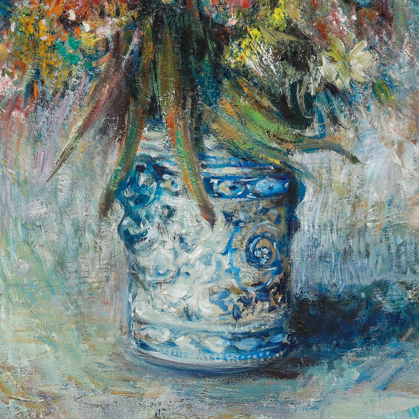 Dieses farbenfrohe Stillleben zeigt einen bunten Blumenstrauß in einer dekorativen Vase vor einem blauen Hintergrund. Die Komposition lebt von warmen Orange-, Rot- und Gelbtönen, die durch kühlere Blaugrüntöne in schwungvollen, gestischen