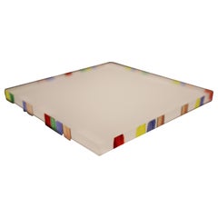 Pièce contemporaine en lucite bordée d'arc-en-ciel