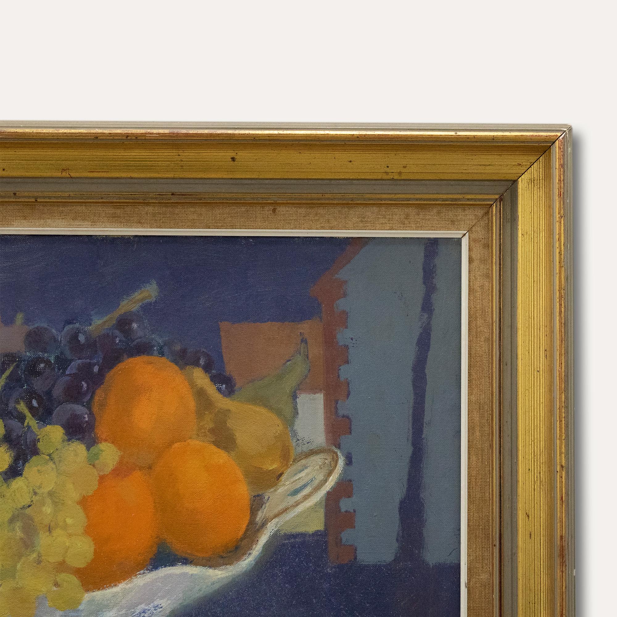 Un colorido bodegón moderno de un frutero de porcelana lleno hasta los topes de naranjas, peras, manzanas y uvas. En primer plano, una manzana cortada y un cuchillo se sitúan a la derecha del cuenco con pedestal, aportando escala y perspectiva a la
