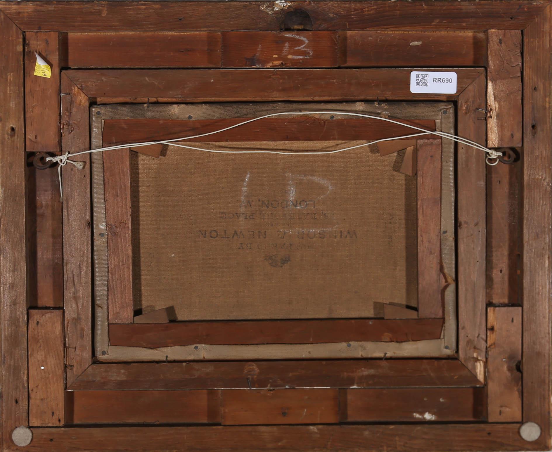 Este óleo de finales del siglo XIX representa un paisaje fluvial con extensas vistas de verdes campos. Firmado y fechado en la parte inferior izquierda. Bien presentado en un marco dorado ornamentado con detalladas molduras de tiras y foliadas. En