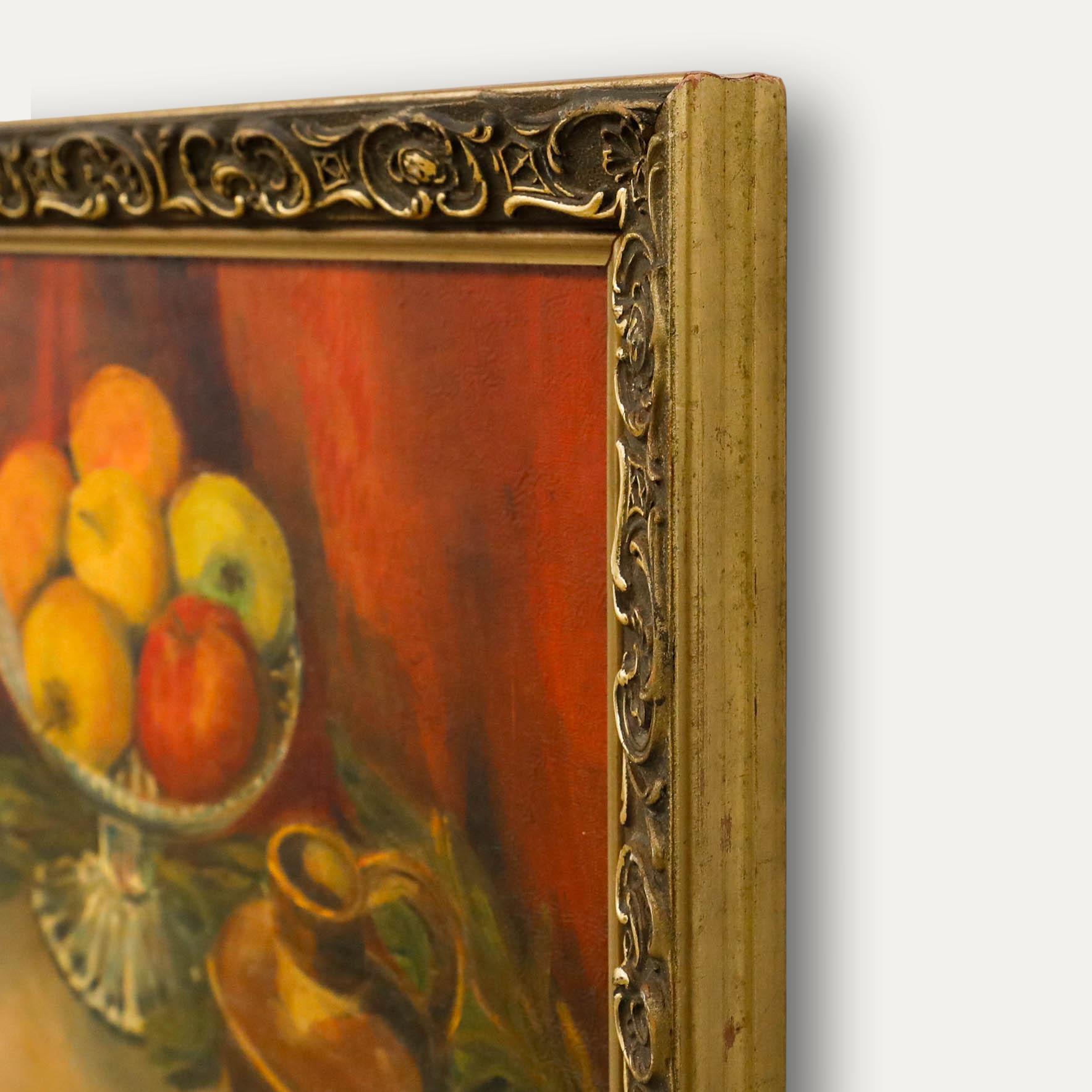 Eine reizvolle Stillleben-Studie mit Äpfeln auf einem Glasständer. Die Komposition ist mit einem roten Vorhang und einem Olivenzweig versehen, der sich durch die Szene schlängelt. Signiert unten links. Präsentiert in einem vergoldeten Rahmen mit