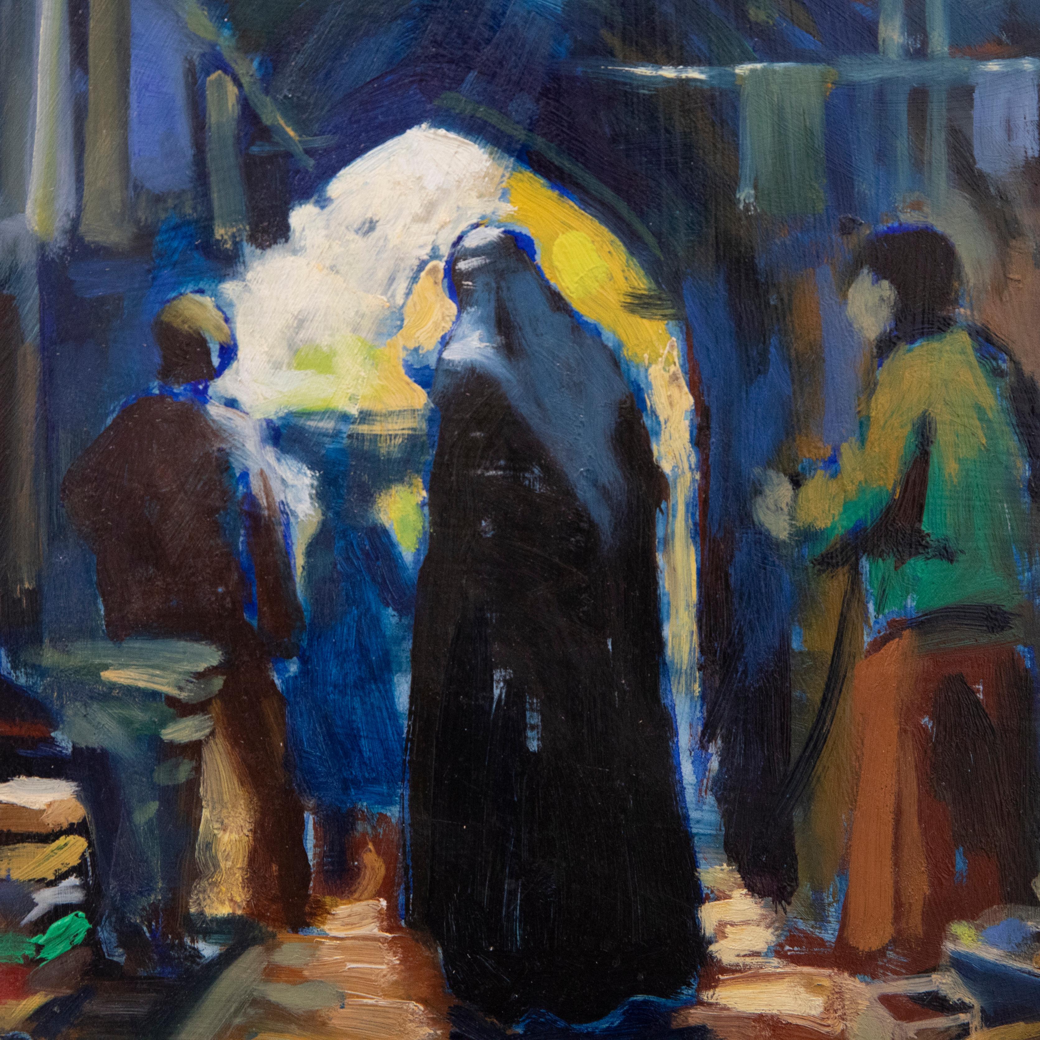 Un bello estudio de un zoco o mercado callejero de la ciudad de Mosul. Las figuras bullen en el reducido espacio mientras los vendedores se alinean en el camino de salida del mercado. Presentado en un marco de madera de arce. Etiqueta manuscrita en