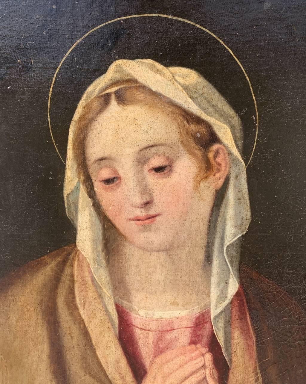 Maestro umbro-romano (XVI-XVII secolo) - Madonna in preghiera.

84 x 58,5 cm senza cornice, 96 x 70,5 cm con cornice.

Antico dipinto a olio su tela, in cornice di legno.

Rapporto sulle condizioni: Tela foderata. Buono stato di conservazione della