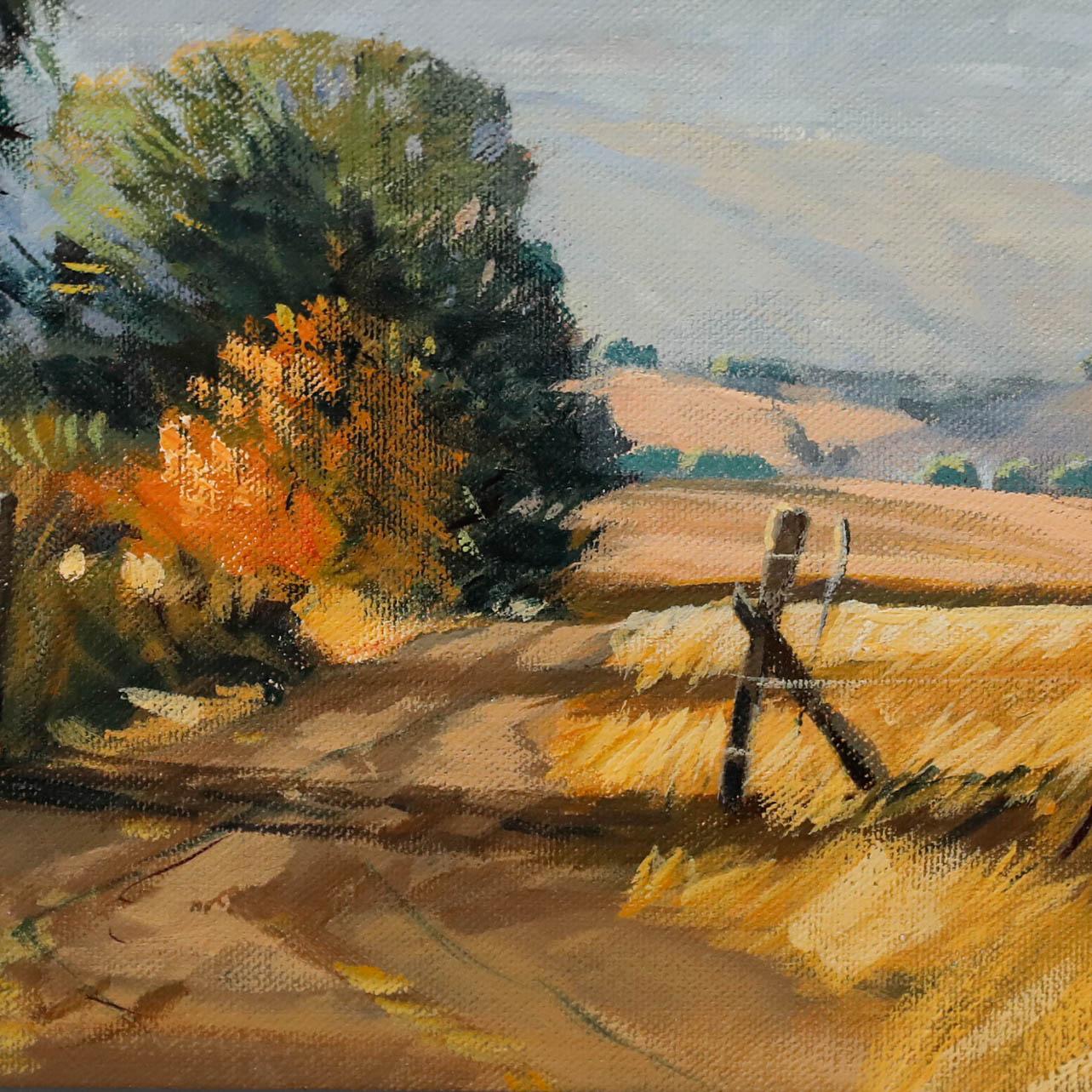 Un pittoresco paesaggio sudafricano con campi ondulati e dorati che si estendono verso lontane montagne nebbiose. L'abile uso di pennellate morbide e sciolte da parte dell'artista cattura perfettamente la tranquillità del panorama. Il quadro è stato