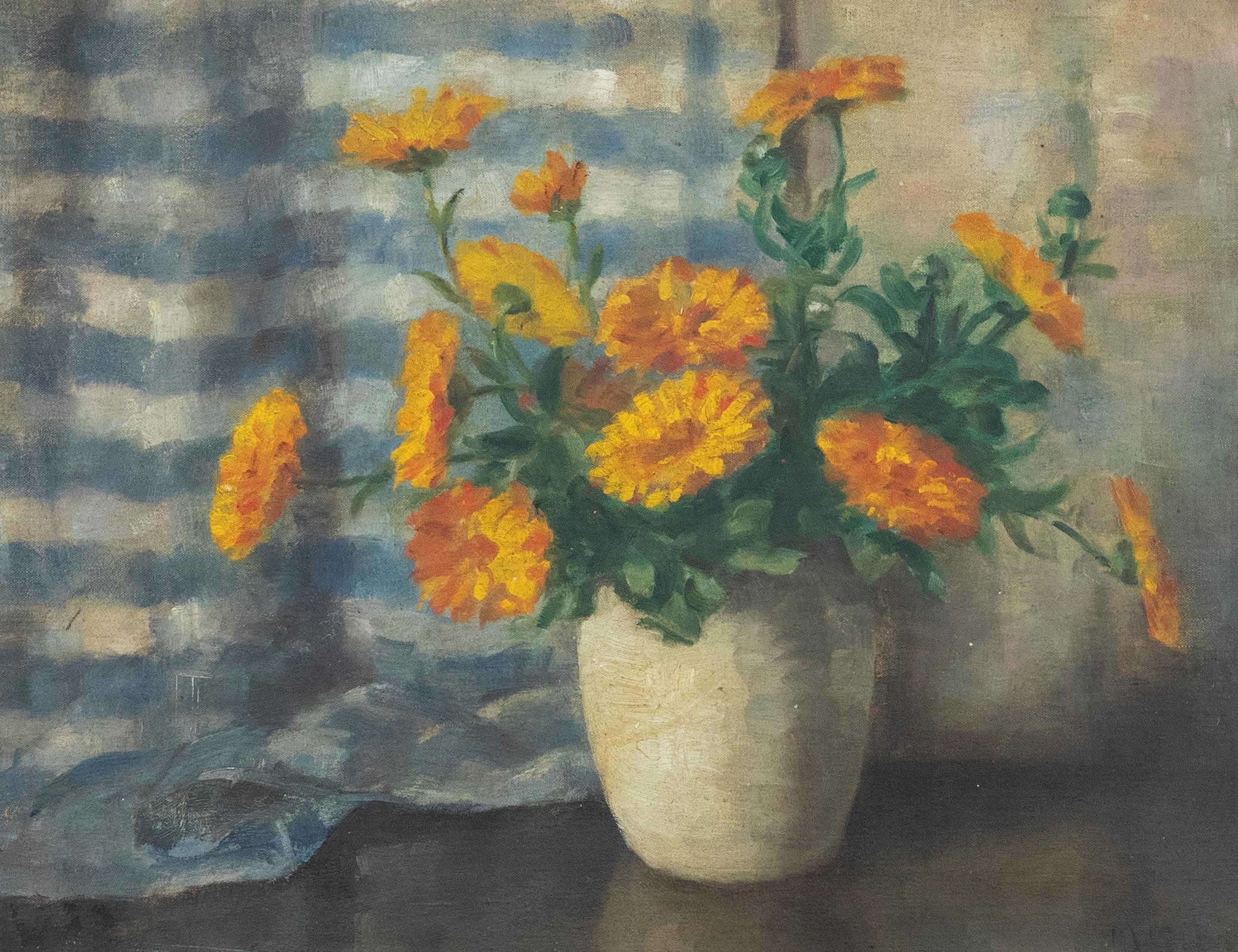 Dieses charmante Öl zeigt ein Stillleben mit goldenen Ringelblumen, die in einer cremefarbenen Vase spritzig aussehen. Die Komposition unterstreicht deutlich die Beherrschung des Themas und des Mediums durch den Künstler. Wunderschön präsentiert in