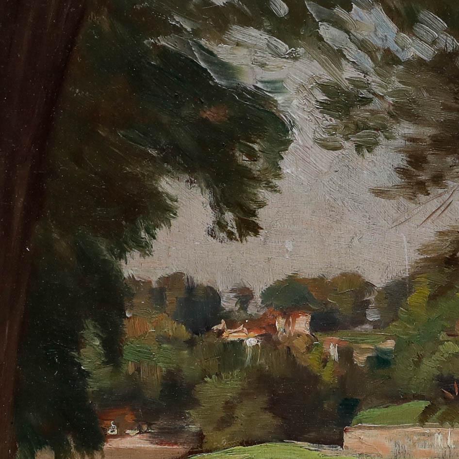 Dieses intime Landschaftsgemälde fängt eine heitere pastorale Szene in einem öffentlichen Garten ein. Ein gewundener Erdweg führt durch die idyllische Umgebung, die von Bäumen und üppigem Laub gesäumt ist. Die Komposition wird von zwei Figuren