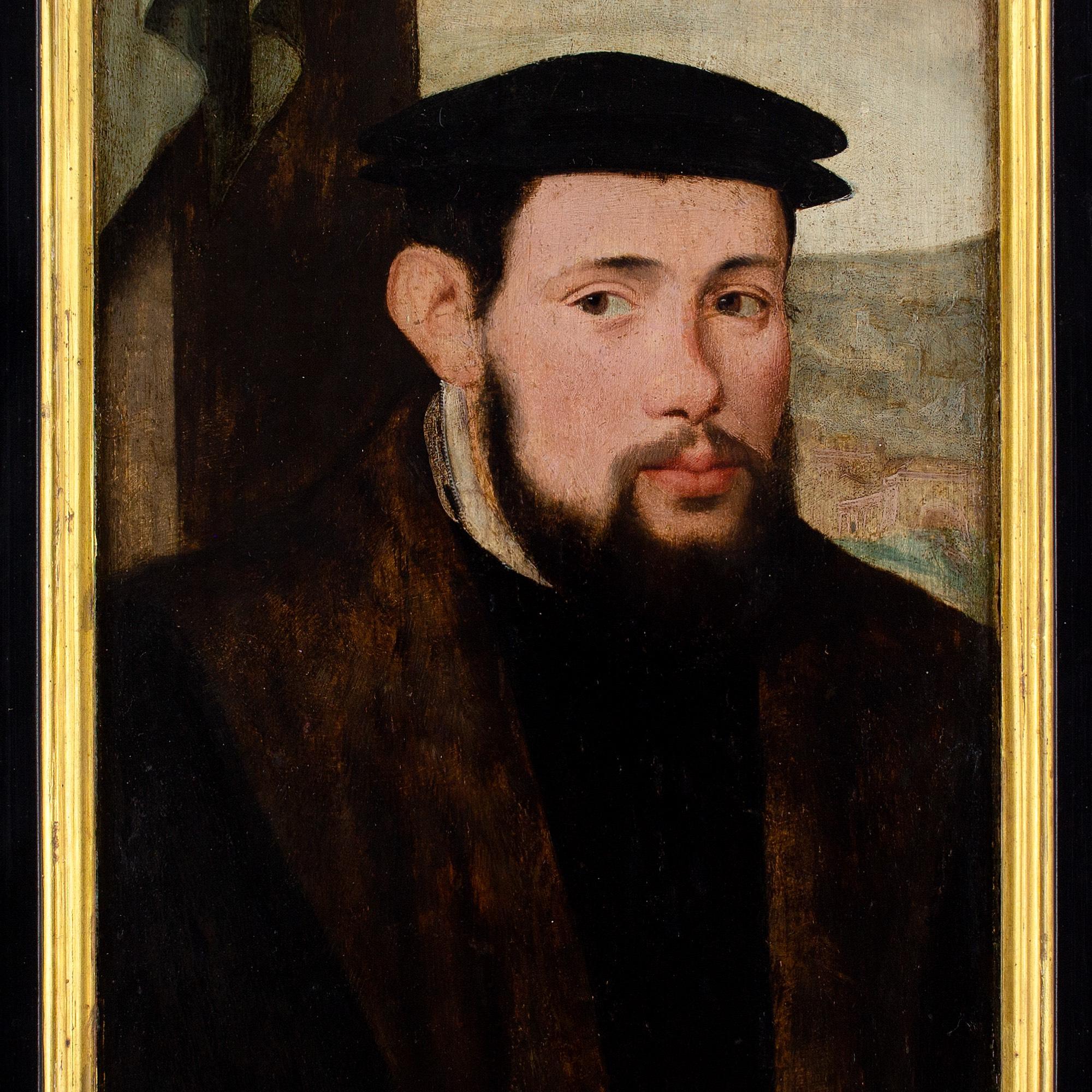 Este histórico óleo sobre tabla, de medio cuerpo, de la South German School, de mediados del siglo XVI, representa a un caballero con abrigo de piel y gorro negro, que sostiene un vaso pequeño y, lo que parece ser, un par de guantes.

Durante la