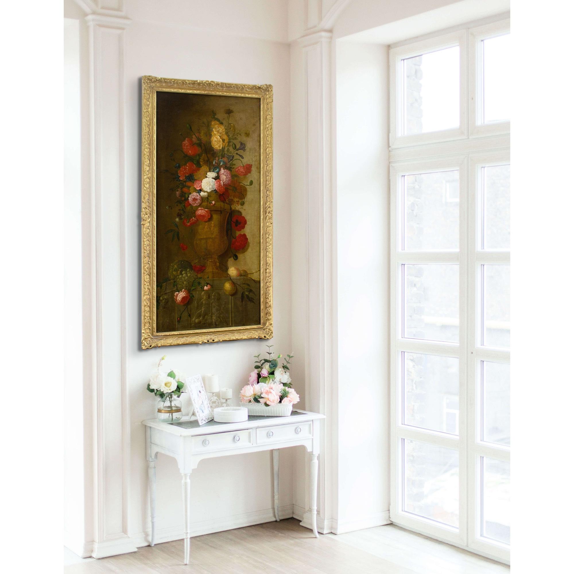 École française du milieu du XVIIIe siècle, Nature morte aux roses et autres fleurs dans une urne - Marron Still-Life Painting par Unknown