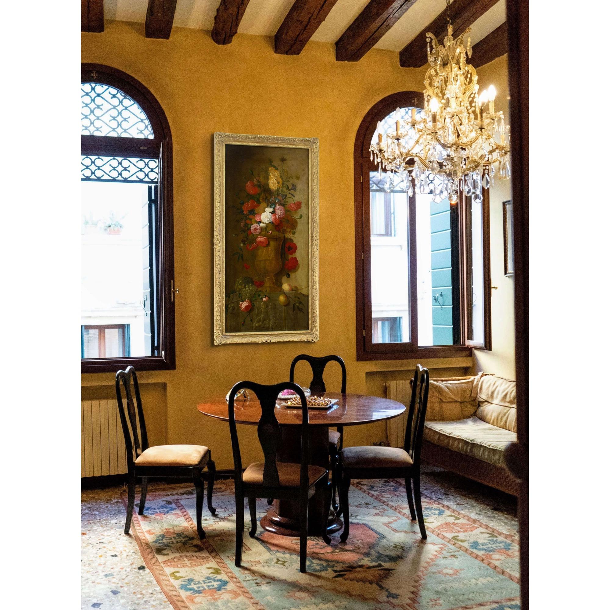 École française du milieu du XVIIIe siècle, Nature morte aux roses et autres fleurs dans une urne en vente 1