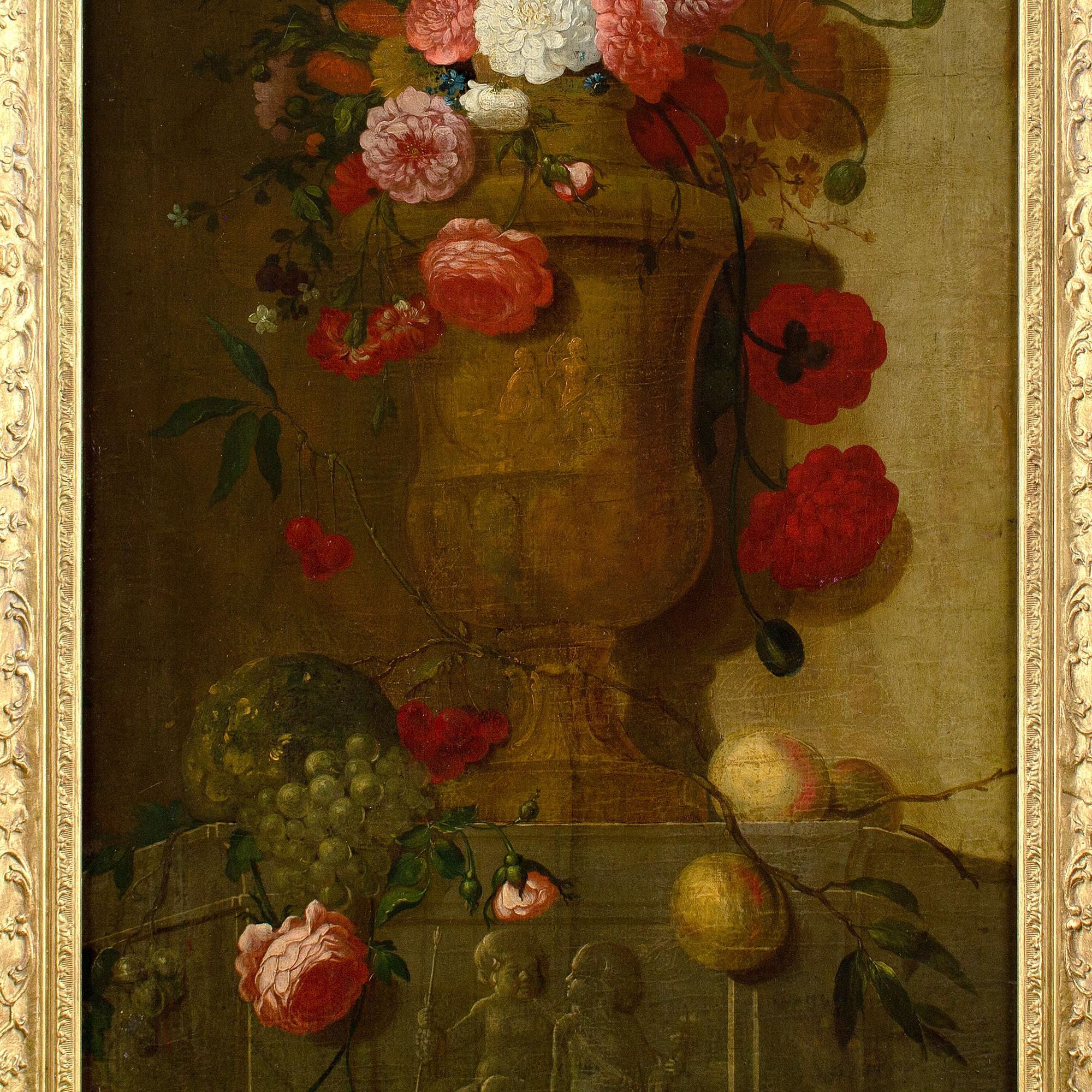 École française du milieu du XVIIIe siècle, Nature morte aux roses et autres fleurs dans une urne en vente 2