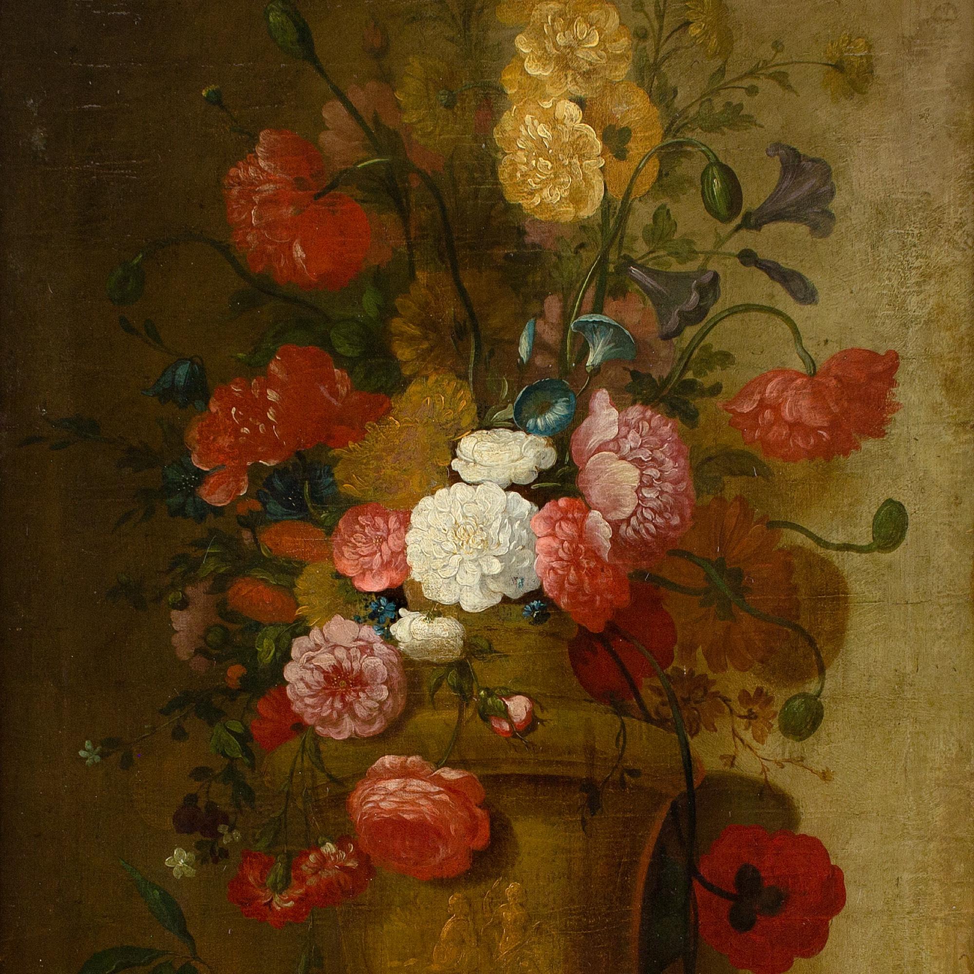 École française du milieu du XVIIIe siècle, Nature morte aux roses et autres fleurs dans une urne en vente 3