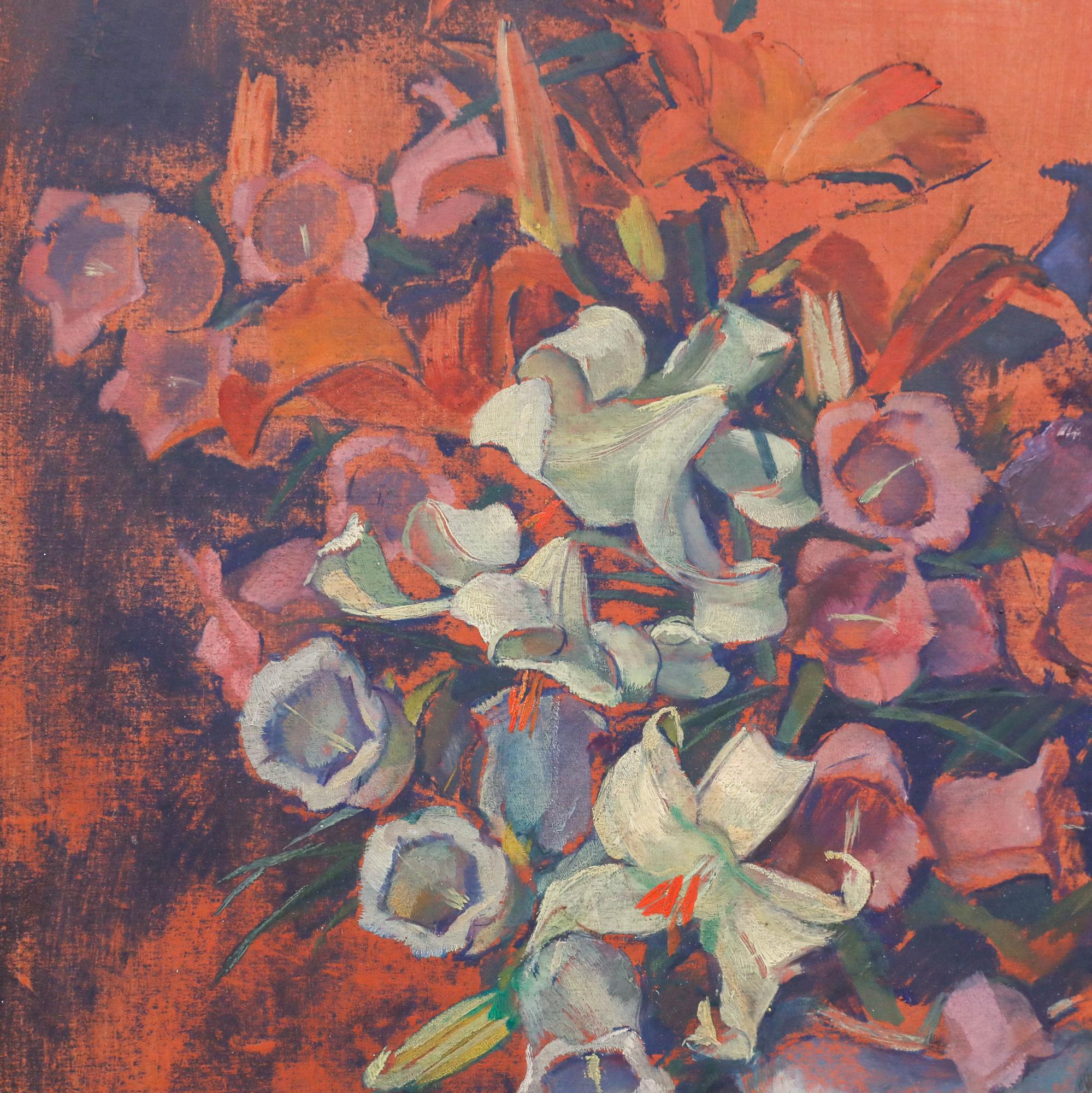 Une captivante nature morte du milieu du 20e siècle représentant des lys et des roses disposés dans un vase à pied en porcelaine, dans de riches teintes de violet, de rouge et de rose. Non signée. Bien présenté dans un cadre argenté. A bord.