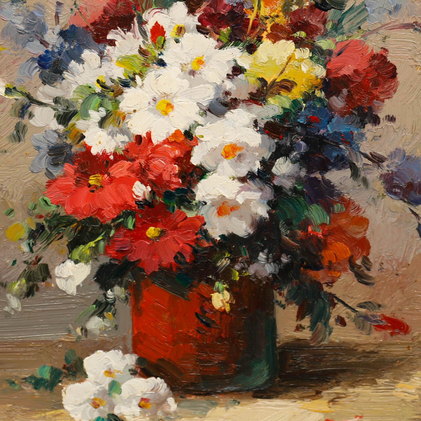Dieses lebhafte Stillleben zeigt einen üppigen Strauß bunter Blumen in einer roten Vase vor einem neutralen Hintergrund. Unleserlich unterzeichnet. Präsentiert in einem vergoldeten Rahmen. An Bord. 