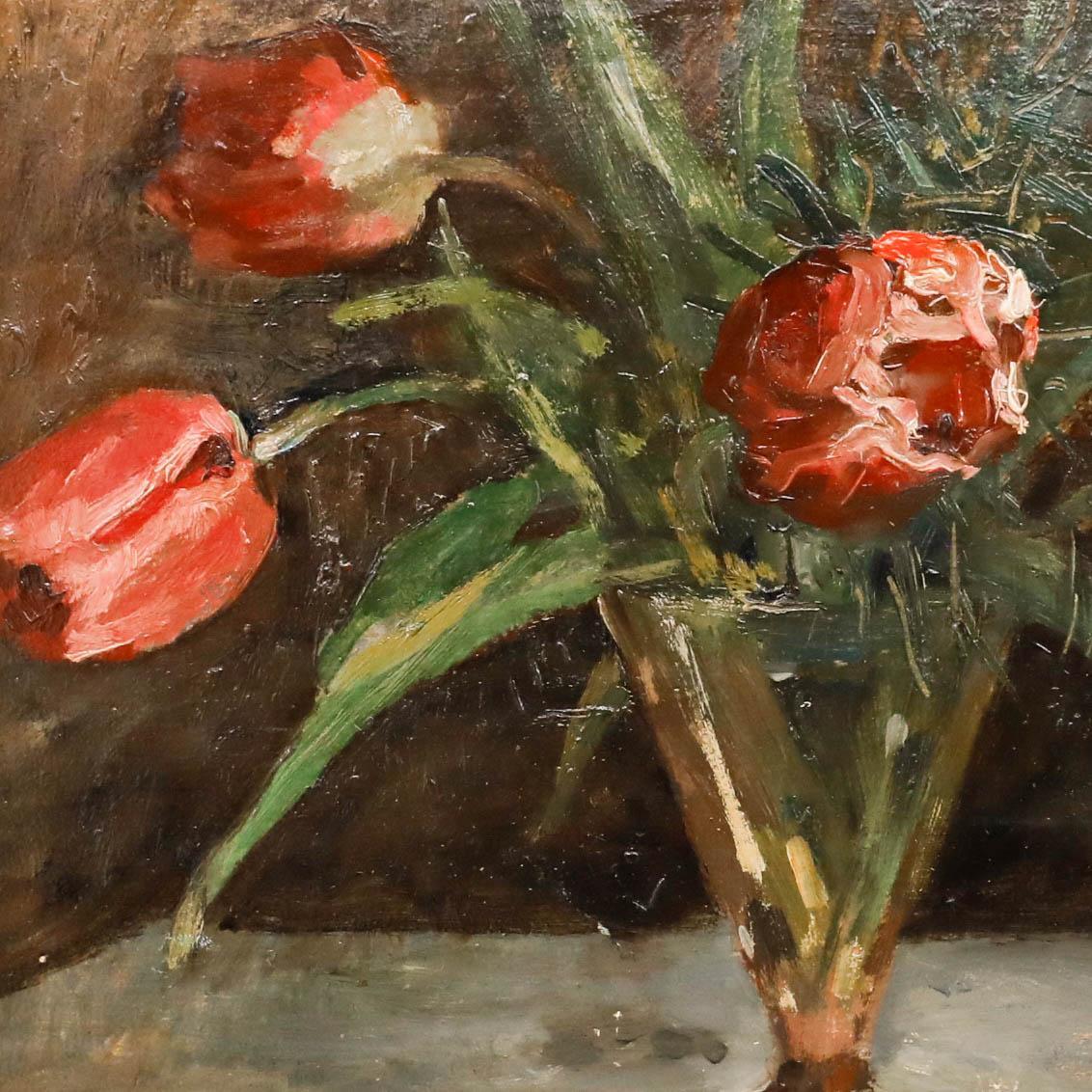 Ein charmantes Stillleben aus der Mitte des Jahrhunderts mit einer Glasvase, gefüllt mit tiefroten Tulpen. Mit lockeren, ausdrucksstarken Pinselstrichen und einem Hauch von Impasto fängt die Künstlerin die zarten Blütenblätter und anmutigen Blätter