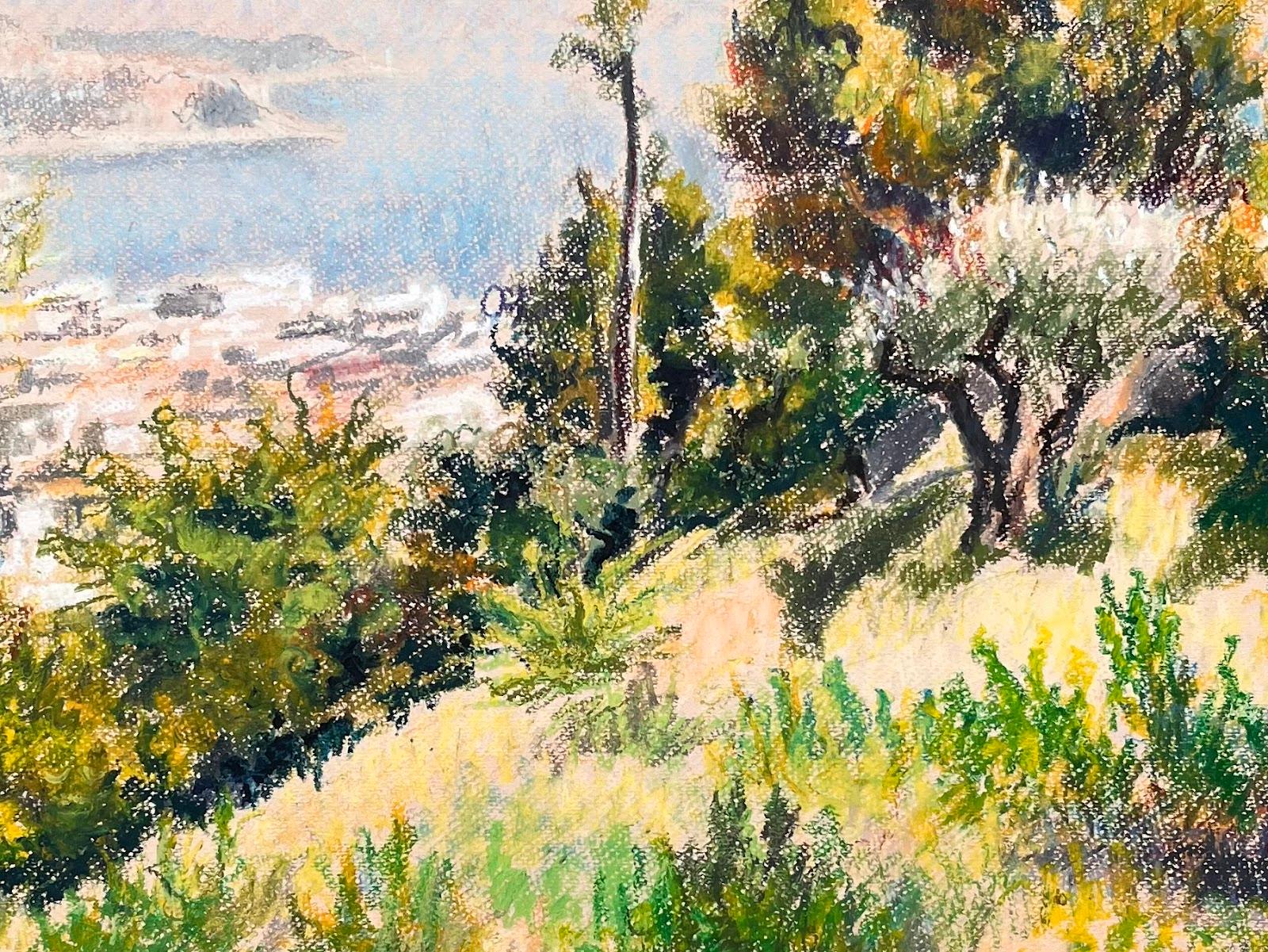 Titolo: Pittura originale a pastello della metà del secolo scorso di una vista costiera con alberi d'ulivo

Artista: Josine Vignon (francese, 1922-2022)

Medium: Pastello a olio su carta d'artista

Dimensioni: 19,75 (altezza) x 25,75