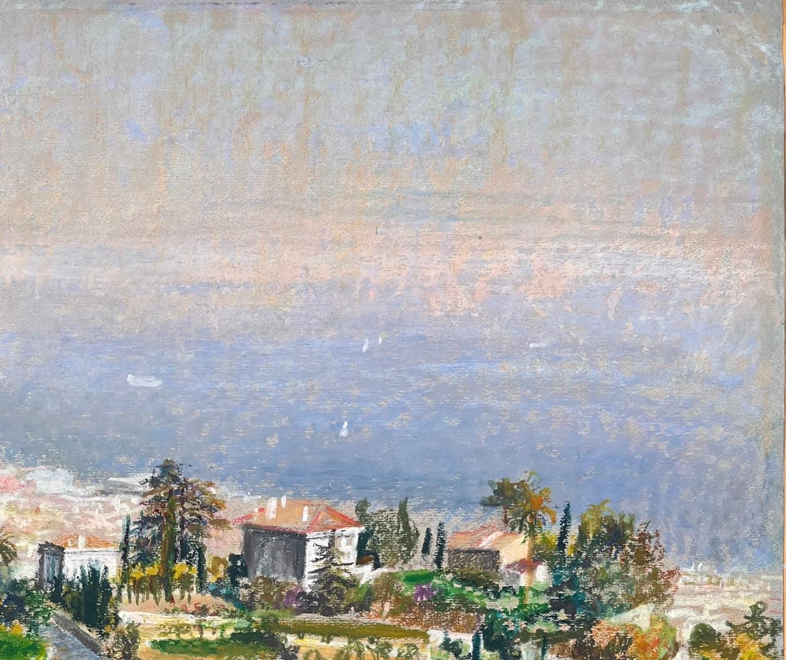 Pittura originale a pastello di metà secolo francese raffigurante una veduta costiera mediterranea - Landscape Painting Grigio di Josine Vignon