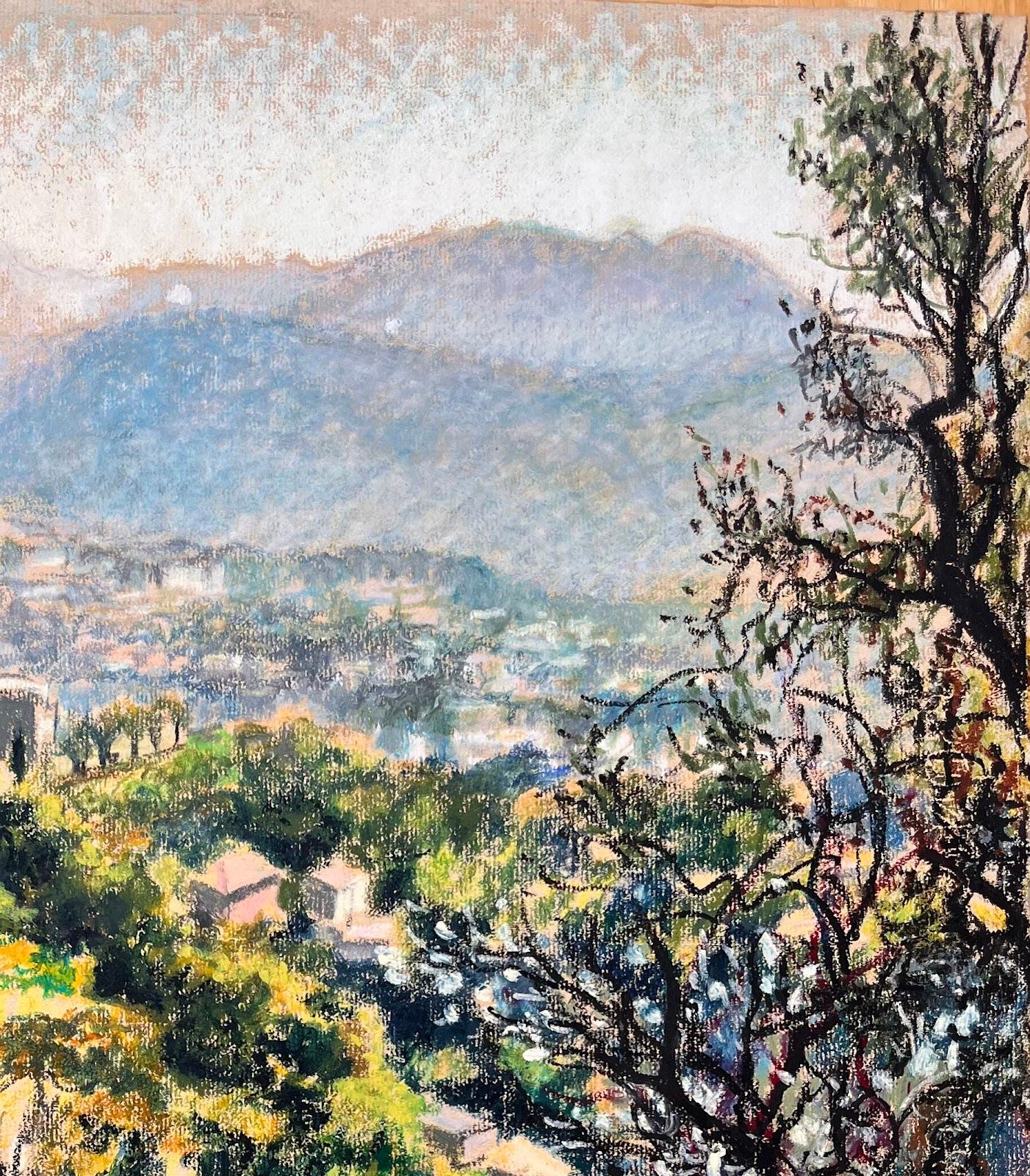 Pintura al pastel original francesa de mediados de siglo sobre un vibrante paisaje urbano de ladera - Landscape Painting Beige de Josine Vignon