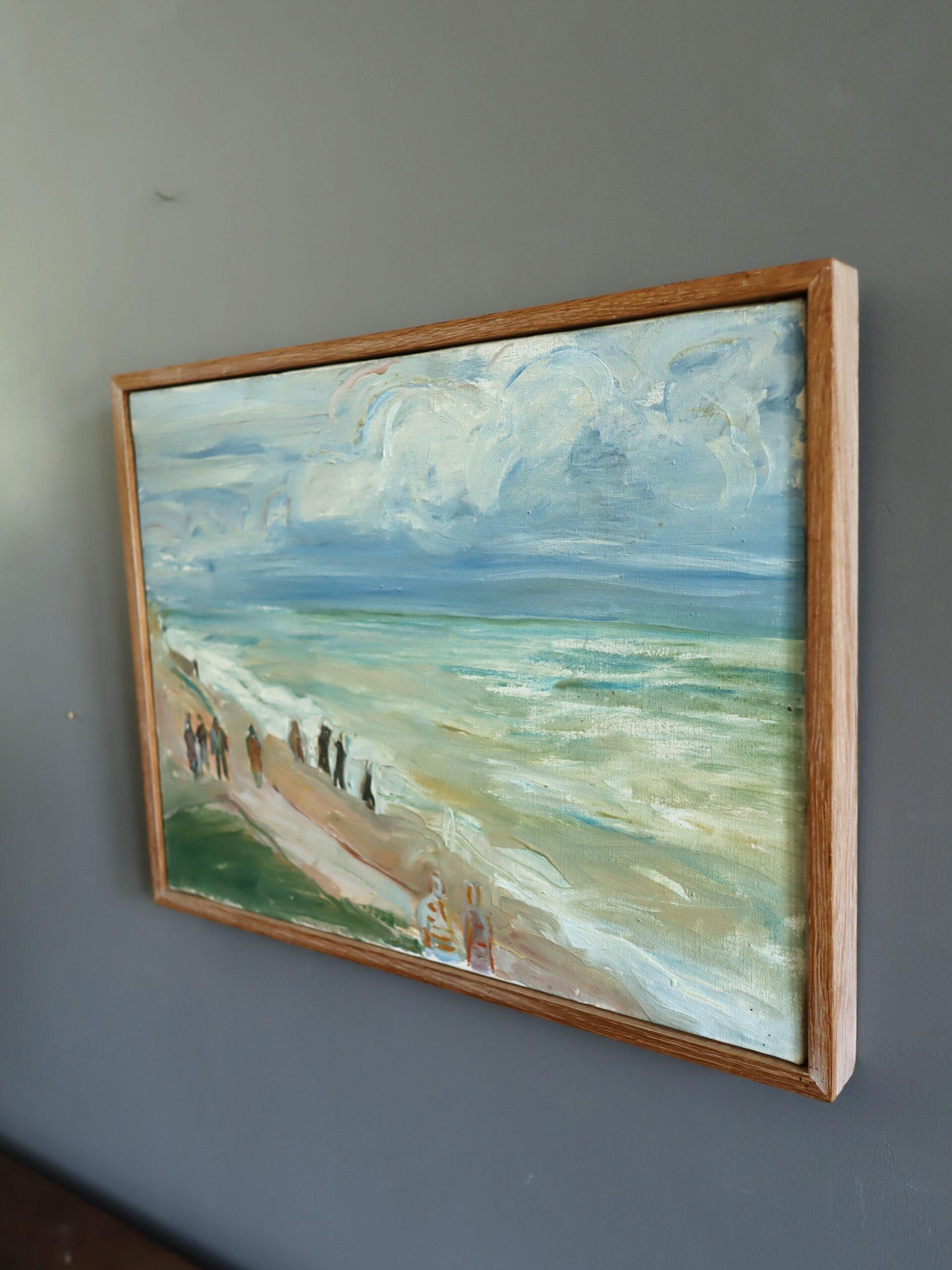STRANDPROMENADE
Größe: 32,5 x 42,5 cm (einschließlich Rahmen)
Öl auf Leinwand

Ein beruhigendes Gemälde einer Küstenszene aus der Mitte des Jahrhunderts, das eine Gruppe von Figuren zeigt, die am Rande eines Strandes entlang schlendern, eingerahmt