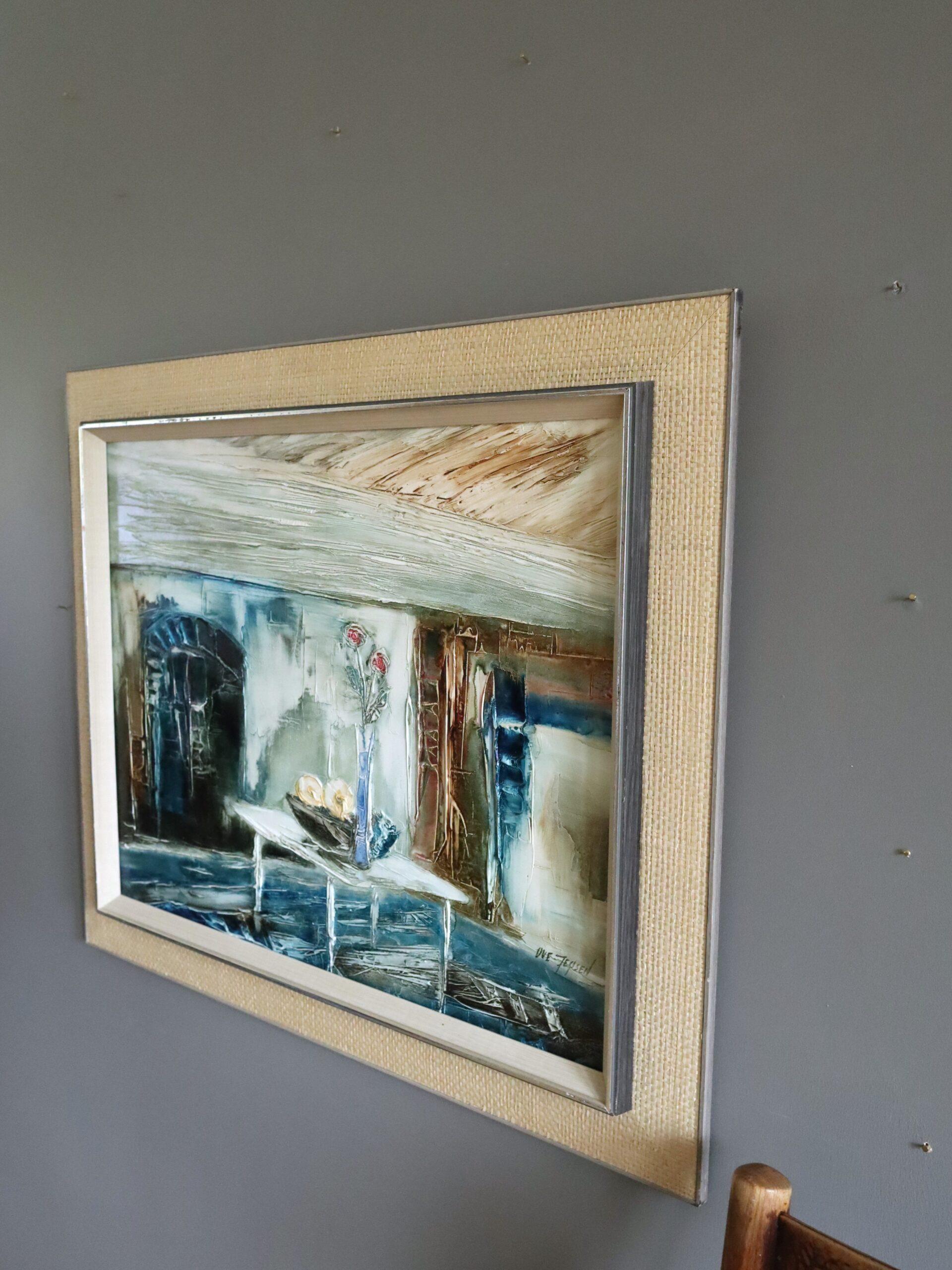 IMMOBILITÉ DANS LA LUMIÈRE BLEUE
Taille : 54 x 64 cm (cadre compris)
Huile et encre sur toile

Une nature morte d'intérieur du milieu du siècle, saisissante et d'une texture unique, qui capture un moment d'élégance tranquille dans un cadre