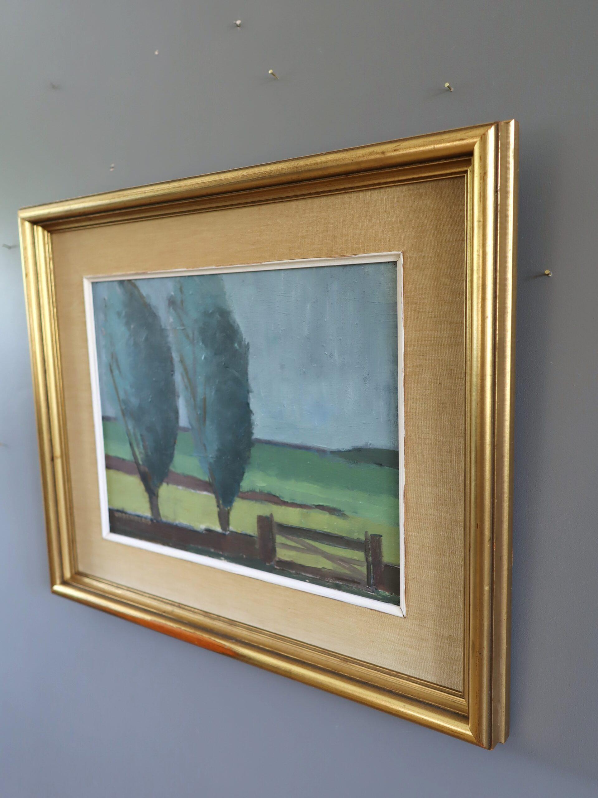 FLÜSTERN IM WIND
Größe: 43 x 51 cm (einschließlich Rahmen)
Öl auf Karton

Eine ruhige und heitere Landschaft im Stil des Modernismus der Mitte des Jahrhunderts, ausgeführt in Öl auf Karton.

Die Komposition fängt eine ruhige Szene ein, die von zwei