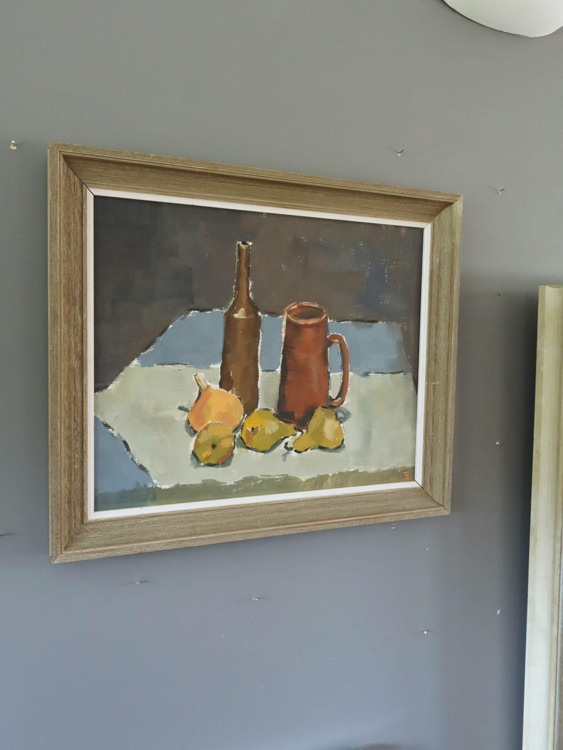 OBST & STEINGUT
Größe: 40,5 x 48,5 cm (einschließlich Rahmen)
Öl auf Karton

Ein ausgeglichenes und ausgewogenes modernistisches Stillleben aus der Mitte des Jahrhunderts, ausgeführt in Öl auf Karton.

Diese Komposition besteht aus einem rustikalen
