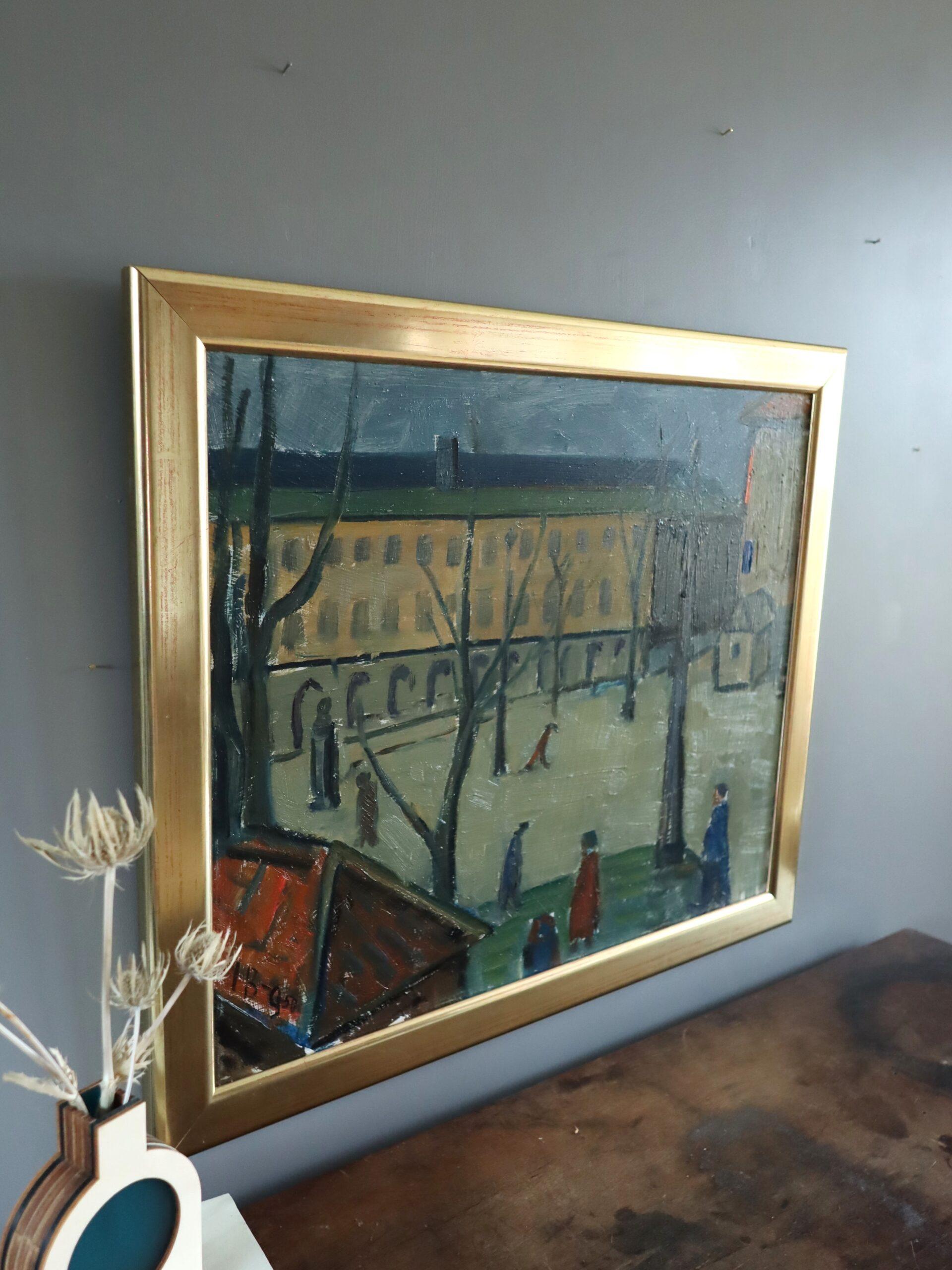 MOMENTI DI PASSAGGIO
Dimensioni: 51 x 59,5 cm (cornice inclusa)
Olio su tavola

Un dipinto di metà secolo che cattura una scena di strada dall'atmosfera fugace, realizzato a olio su tavola.

La composizione è ambientata sullo sfondo di un grande