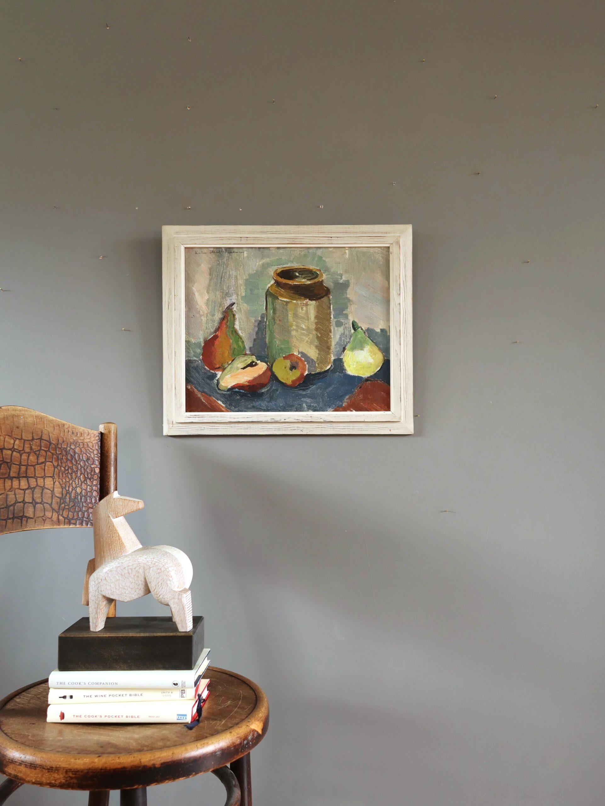 Pittura ad olio di una natura morta svedese espressiva del Medio Secolo Moderno -  Pere e barattolo - Still-Life Painting Beige di Unknown